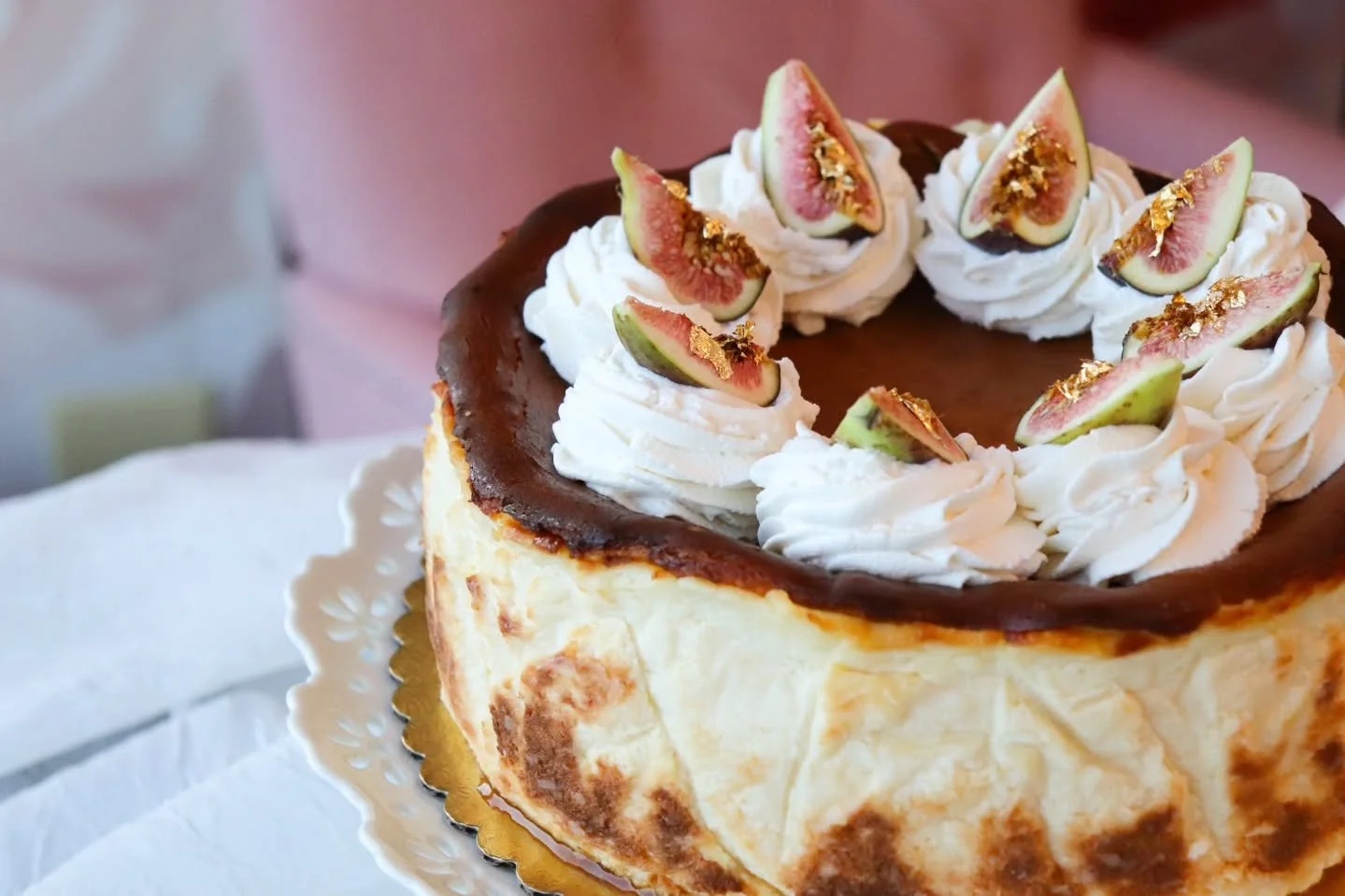 You don't have to visit the Basque region of Spain to enjoy one of the world's most delicious, silky smooth, caramelized cheesecakes. You can be Basque-ing right here at home in the Florida sunshine! 
#sisterhoneys #cheesecake #basquecheesecake #bur