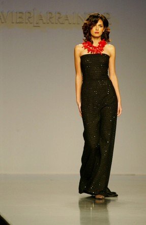 cibeles-fashion-week-2002-this-pictured-model-440nw-14404661b.jpg