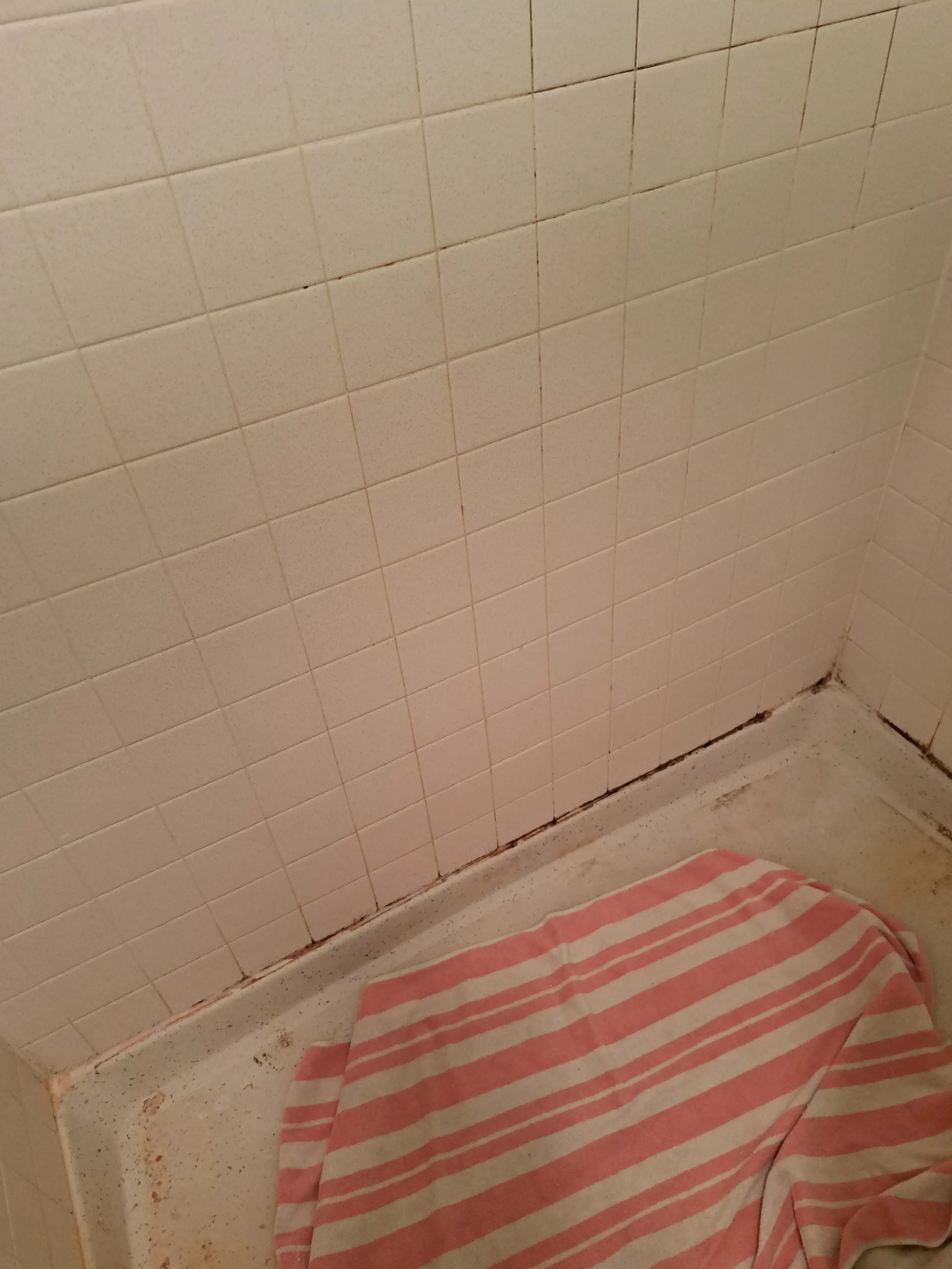 Before Bathroom Recaulking in Chicago