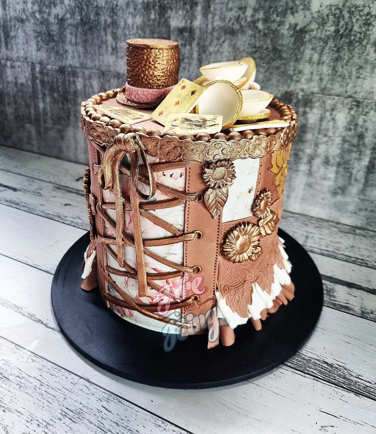Raffle cake !!! This Steampunk Mad Hatter themed cake will be at the Woodville School bake sale table to help them fundraise for fun pool activity gear. 
Go check it out! Grab some tickets and support our local school 😁
