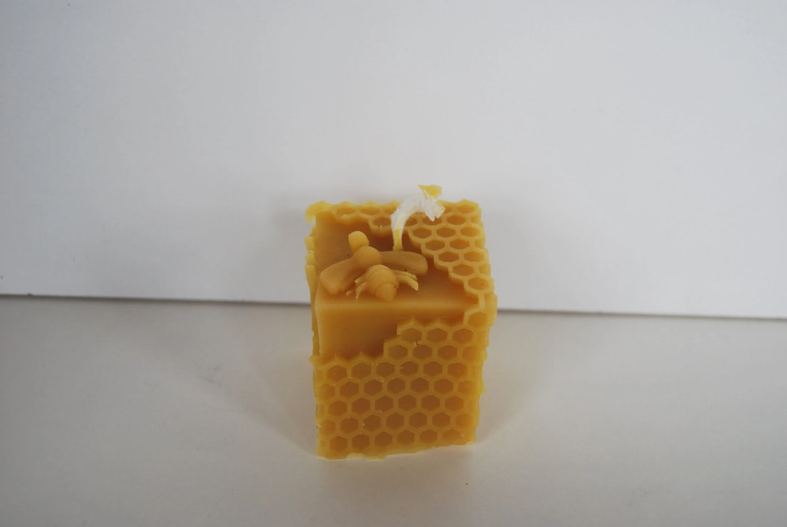 Bougie cube abeille, la bougie