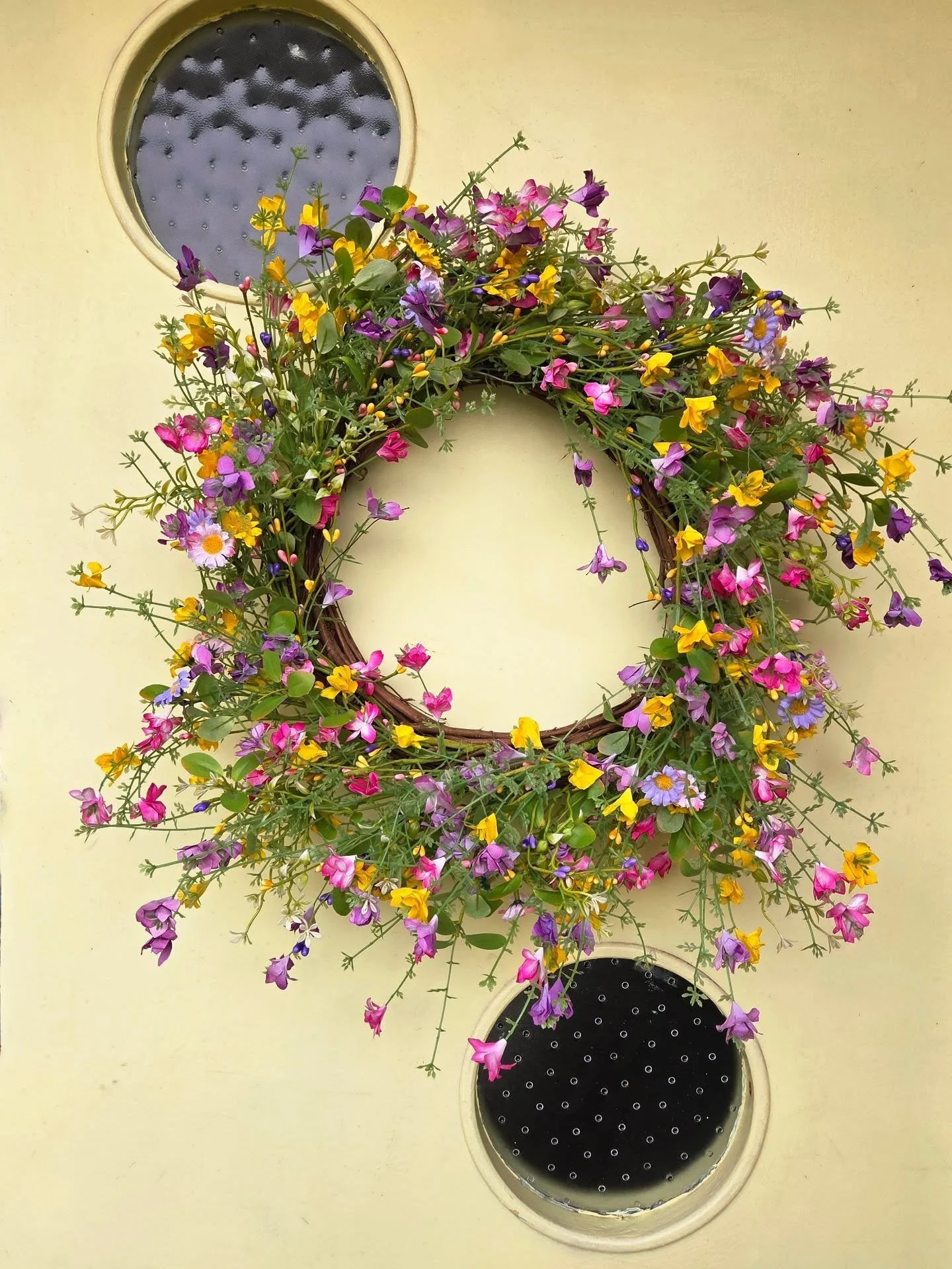 Spring Equinox glimmers ✨️

🌸 Gorgeous floral door wreath from @sallybourneinteriors 
🌸 Planting calendula ( associated with protection, joy and the sun) setting intentions for their coming blooms ☀️
🌸 Making Rubbarb Eaton Mess with homegrown Rubb