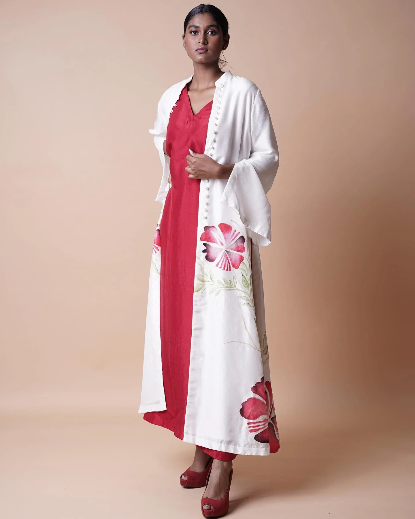 Introducing our silk handpainted long jacket.
@model: @____.ahskeemas.____ 

Photography: @la_010875 

Stylist- @shishushwan 

Stylist- @thinksandhya 

#handpainted #craft  #handmade #slowfashion #krishnamani