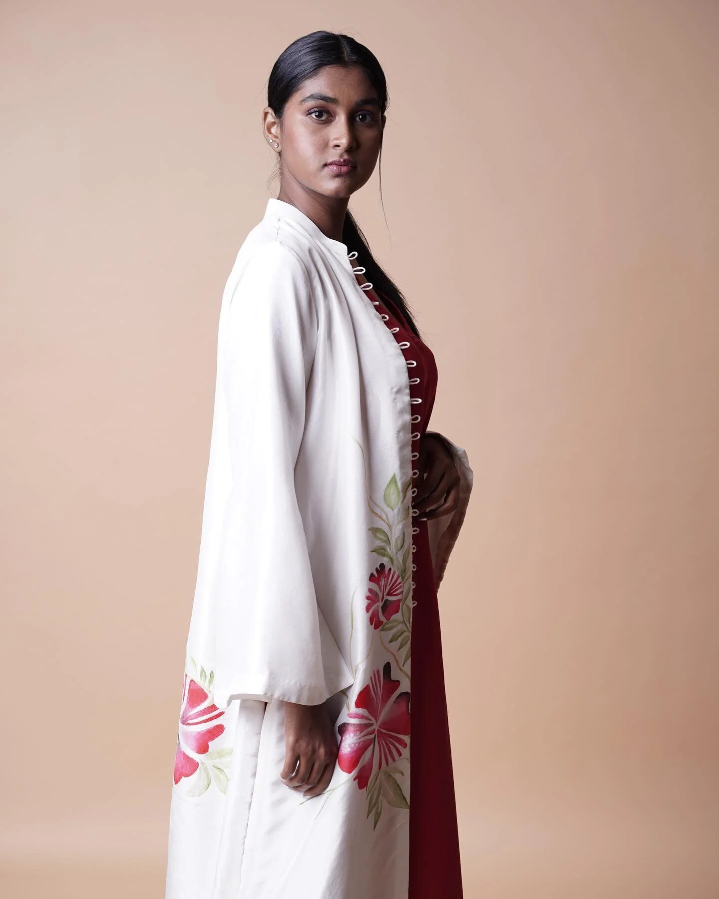 Introducing our silk handpainted long jacket.
@model: @____.ahskeemas.____ 

Photography: @la_010875 

Stylist- @shishushwan 

Stylist- @thinksandhya 

#handpainted #craft  #handmade #slowfashion #krishnamani