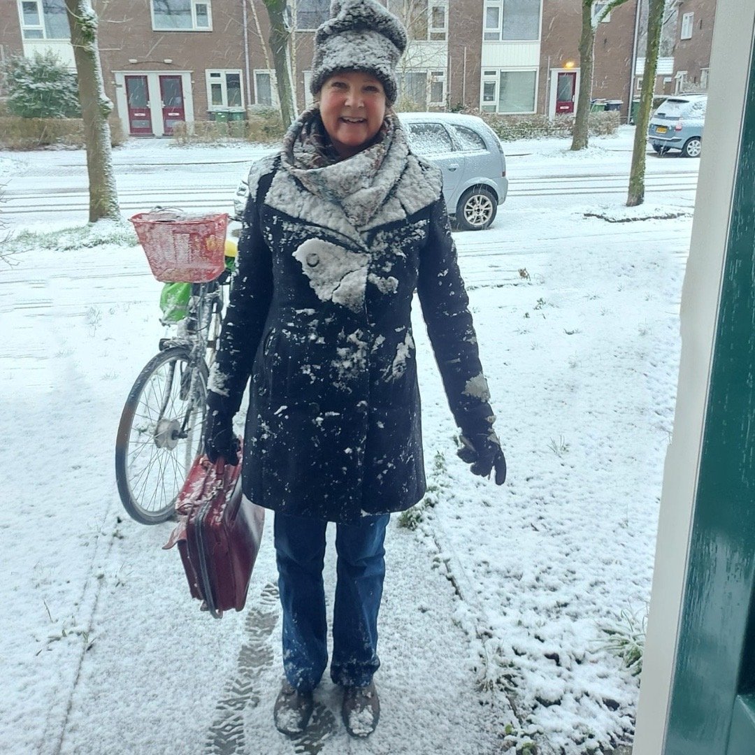 Deze foto 📷 maakte een zorgvrager van Mari&euml;tte, nadat Mari&euml;tte bij de zorgvrager had aangebeld. Fantastisch beeld hoe de ambulant begeleiders door weer en wind ⛄️(op de fiets 💪) voor de zorgvragers klaar staan! 

#trots #wmo #begeleiding 