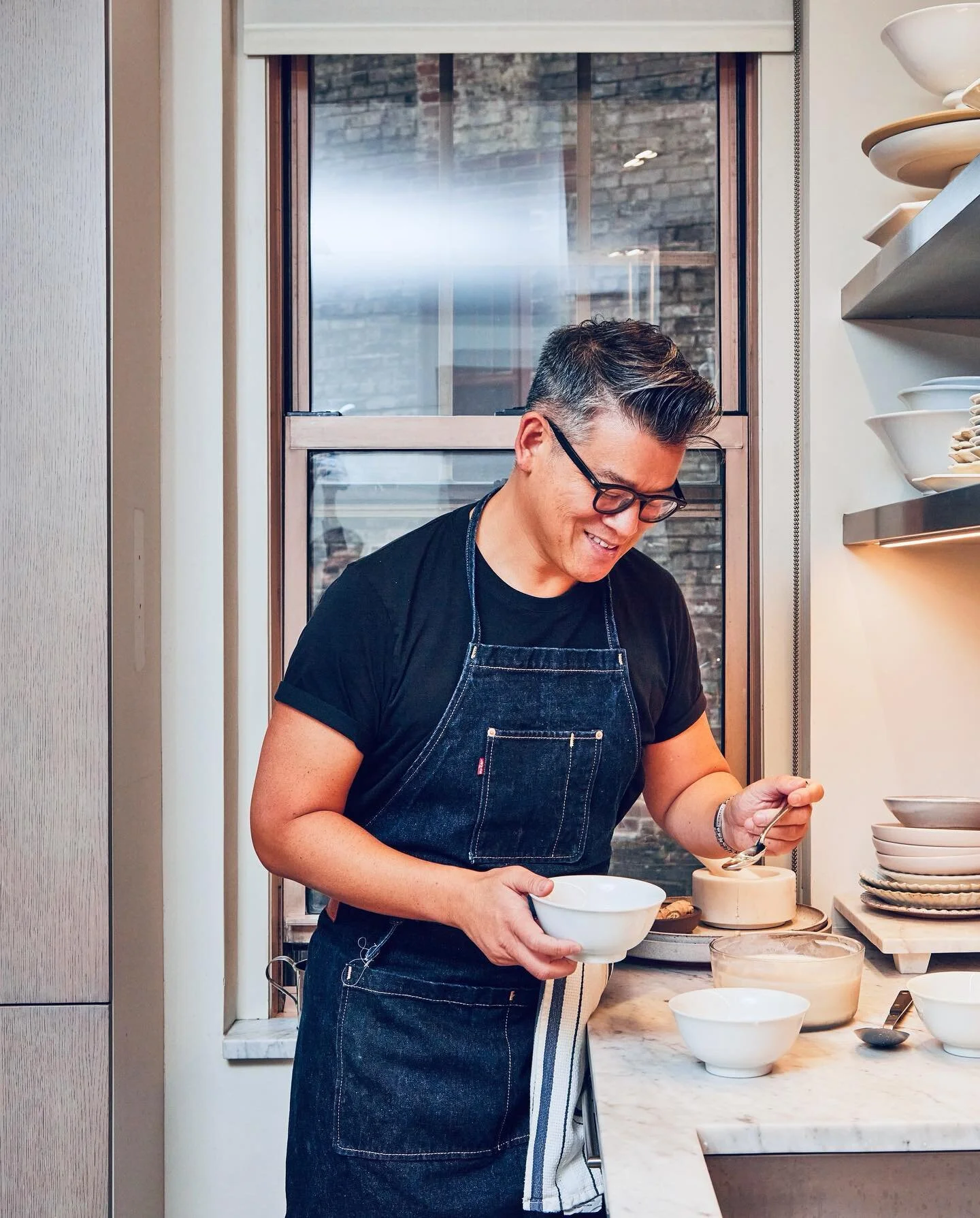 Big Monday Energy 💥 Let&rsquo;s do this! Have a great week everyone (also is Mercury out of retrograde yet? Asking for a friend🤓). 👨🏻&zwj;🍳🕺🏻✨
.
.
.
📷 @bellemorizio for @saveurmag #petersom #bigmondayenergy #bme #cooking #inthekitchen