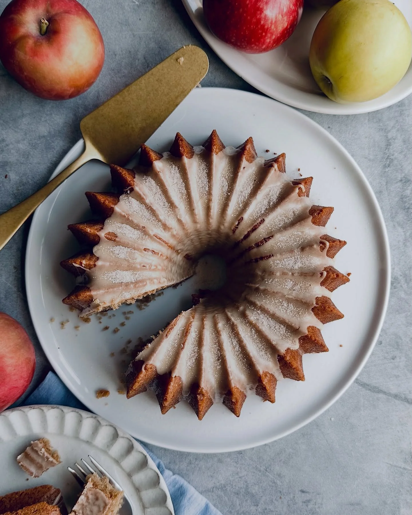 Apple Cider Bundt Cake 🍏 This cake has fall vibes written all over it. Inspired by the flavors of apple cider donuts (which are synonymous with fall leaf peeping and pumpkin carving). Apple cider is reduced until the flavor is concentrated and mixed
