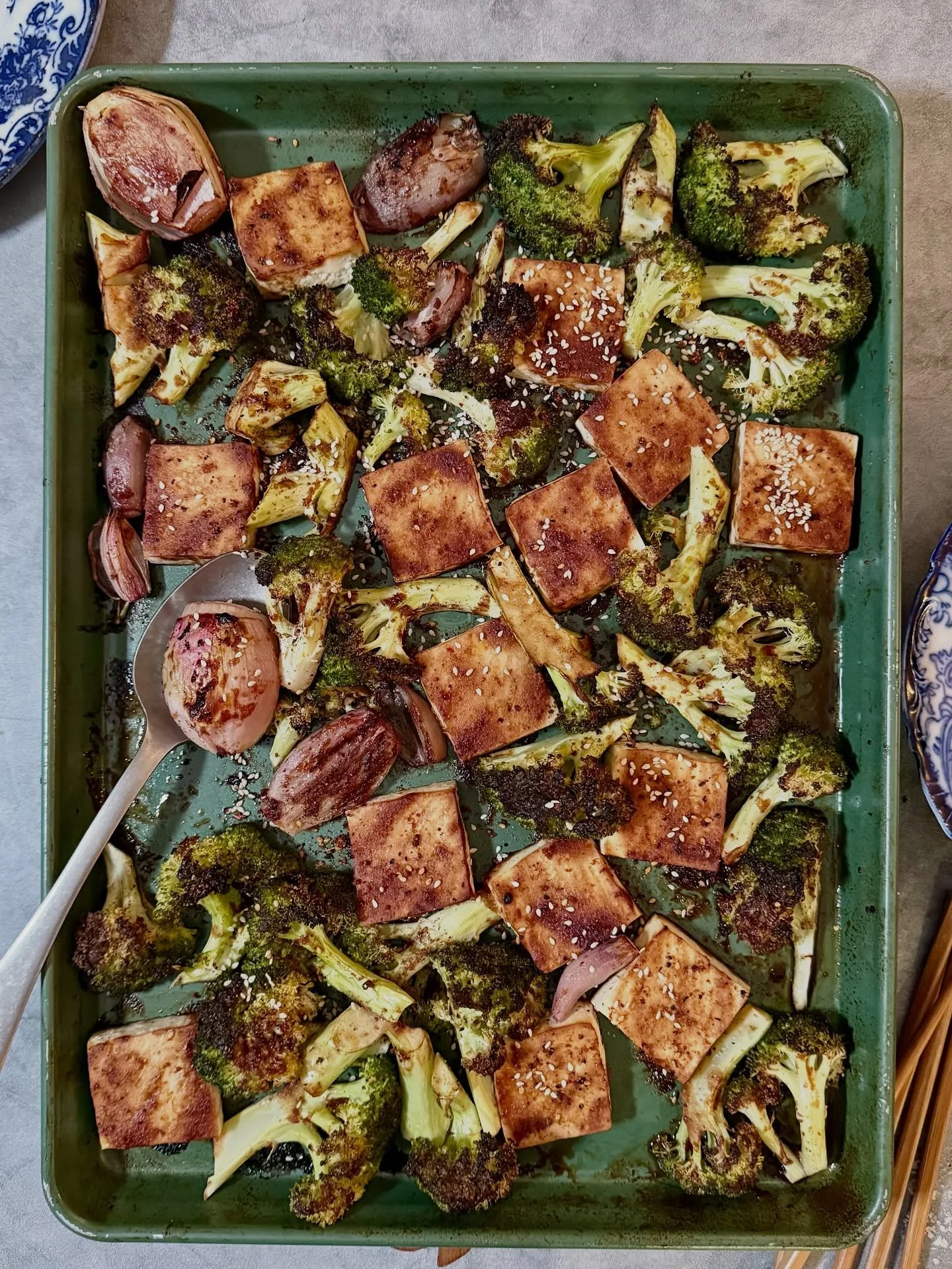 Fun fact: Did you know miso is so intrinsic to the Japanese culture that each citizen eats about 8 pounds of miso a year? ✨ I’m not surprised -it so good (and can last in your fridge for a very long time)- and it’s perfect in my Red Miso-