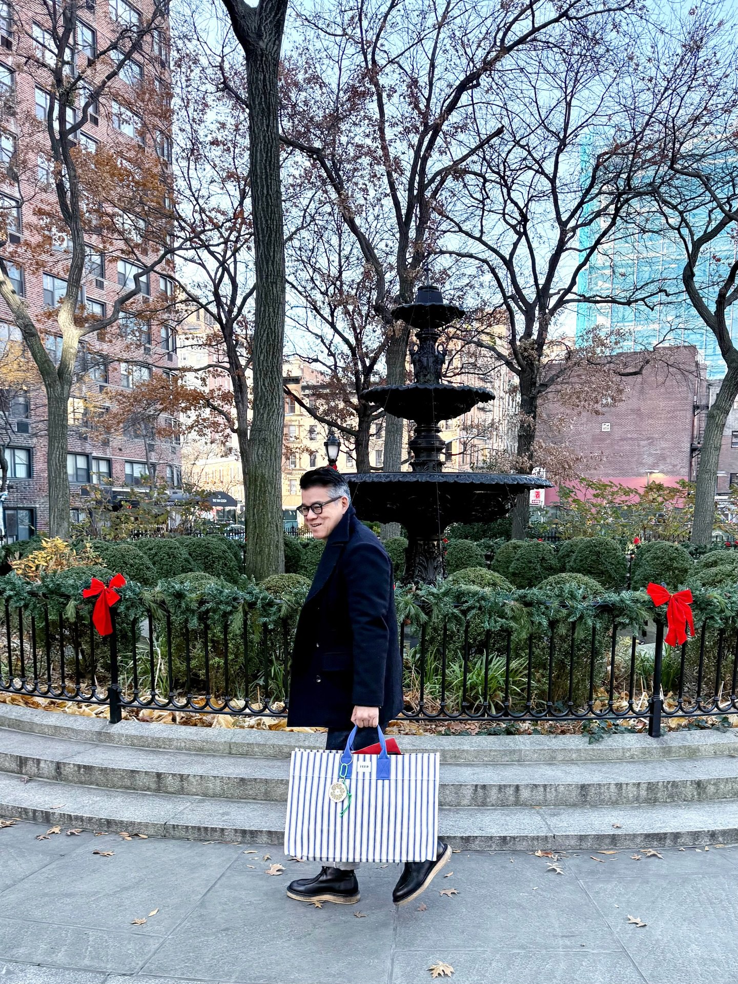 It&rsquo;s Giving Tuesday, and I&rsquo;m excited to highlight a beautiful collaboration between @feed and @goldbelly that&rsquo;s supporting a cause close to my heart: providing school meals for kids.
✨✨✨✨✨
As I&rsquo;m on my way to shop at some of m