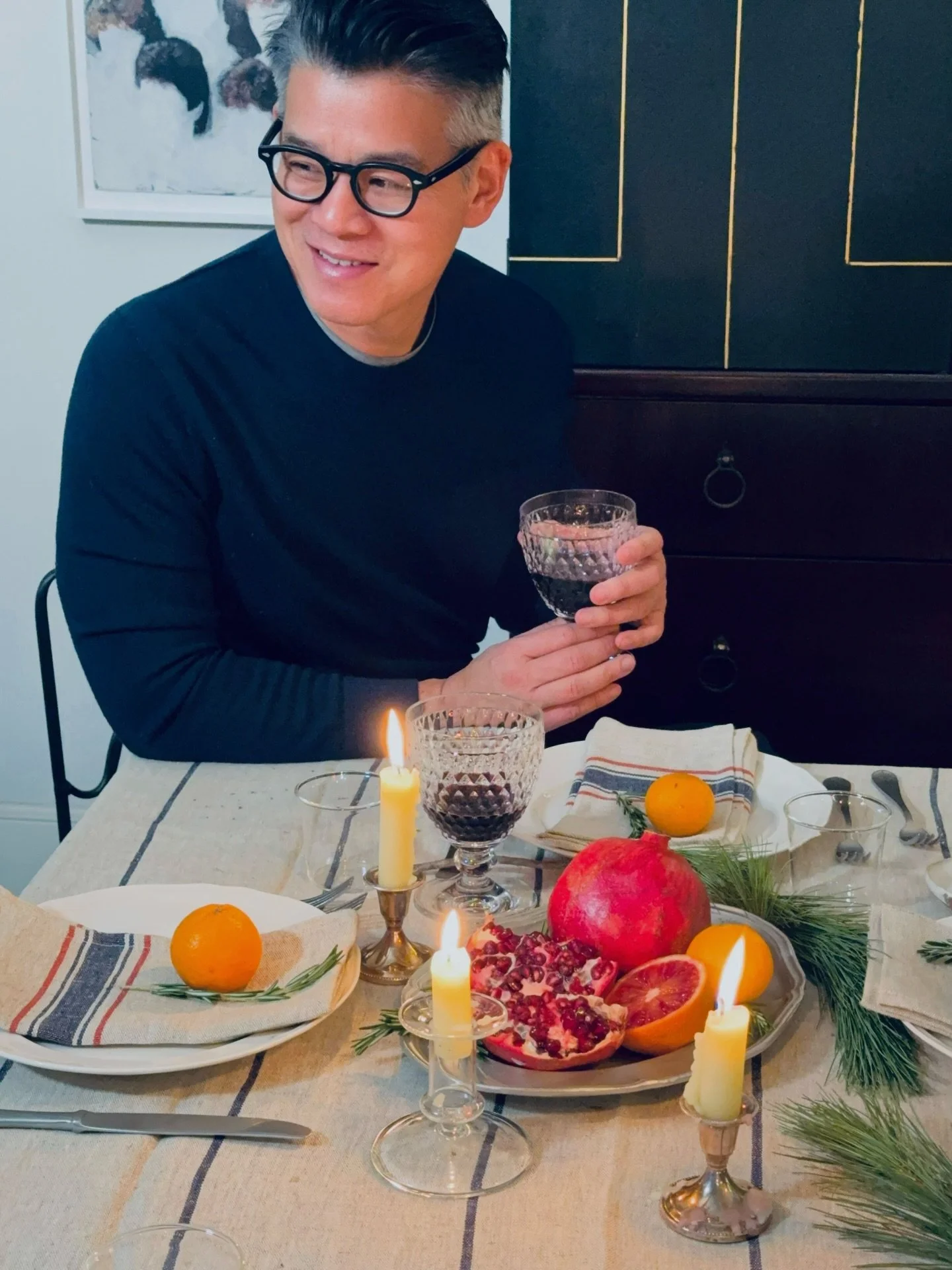 At the holiday table 🌲✨
@caravanhome 
.
.
.
#petersom #caravanhome #holidays #dinnertable #tabletop #home #homedecor #linens #tablelinens #chic #style #homestyle #nyc #nycwestvillage #homeiswheretheheartis