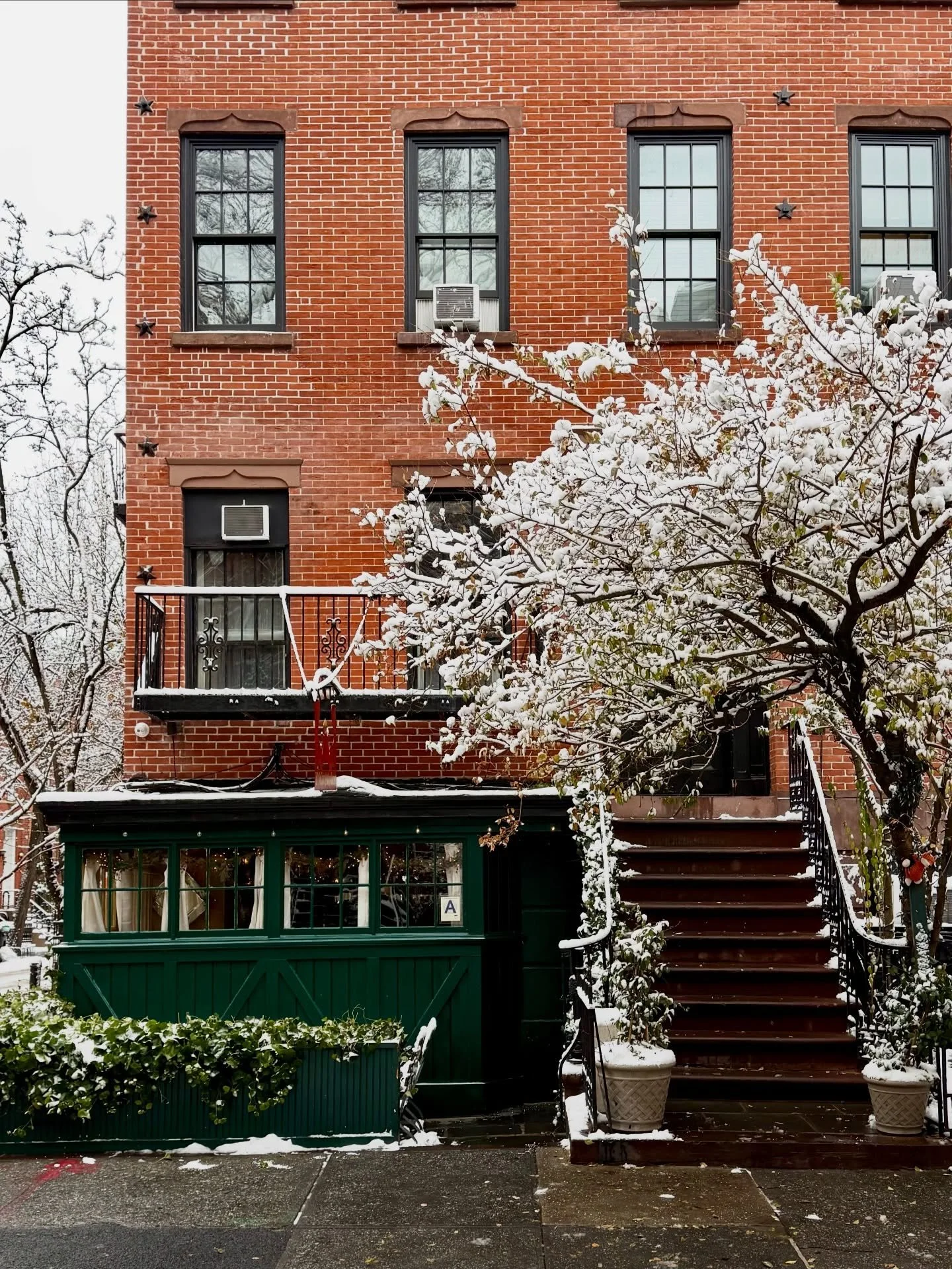Got back to the Big 🍎 from SF just in the nick of time to catch my beloved West Village snow globe ❄️✨
.
.
.
#petersom #westvillage #nyc #snow #winter