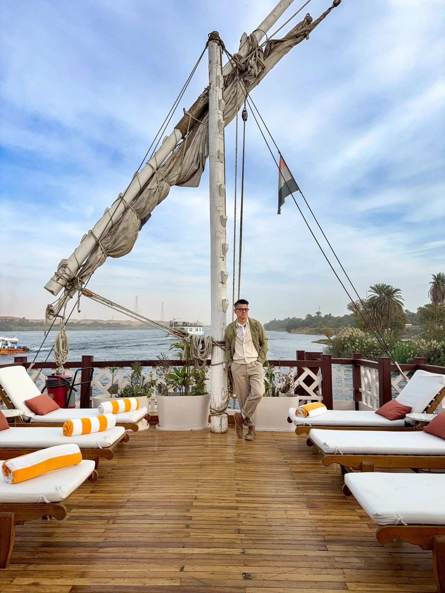 Take me back to the slow rhythm of the Nile 🌅✨ 
@hmc.hospitality ⛵️ 
.
.
.
#petersom #thenile #egypt #travel #letsgosomewhere