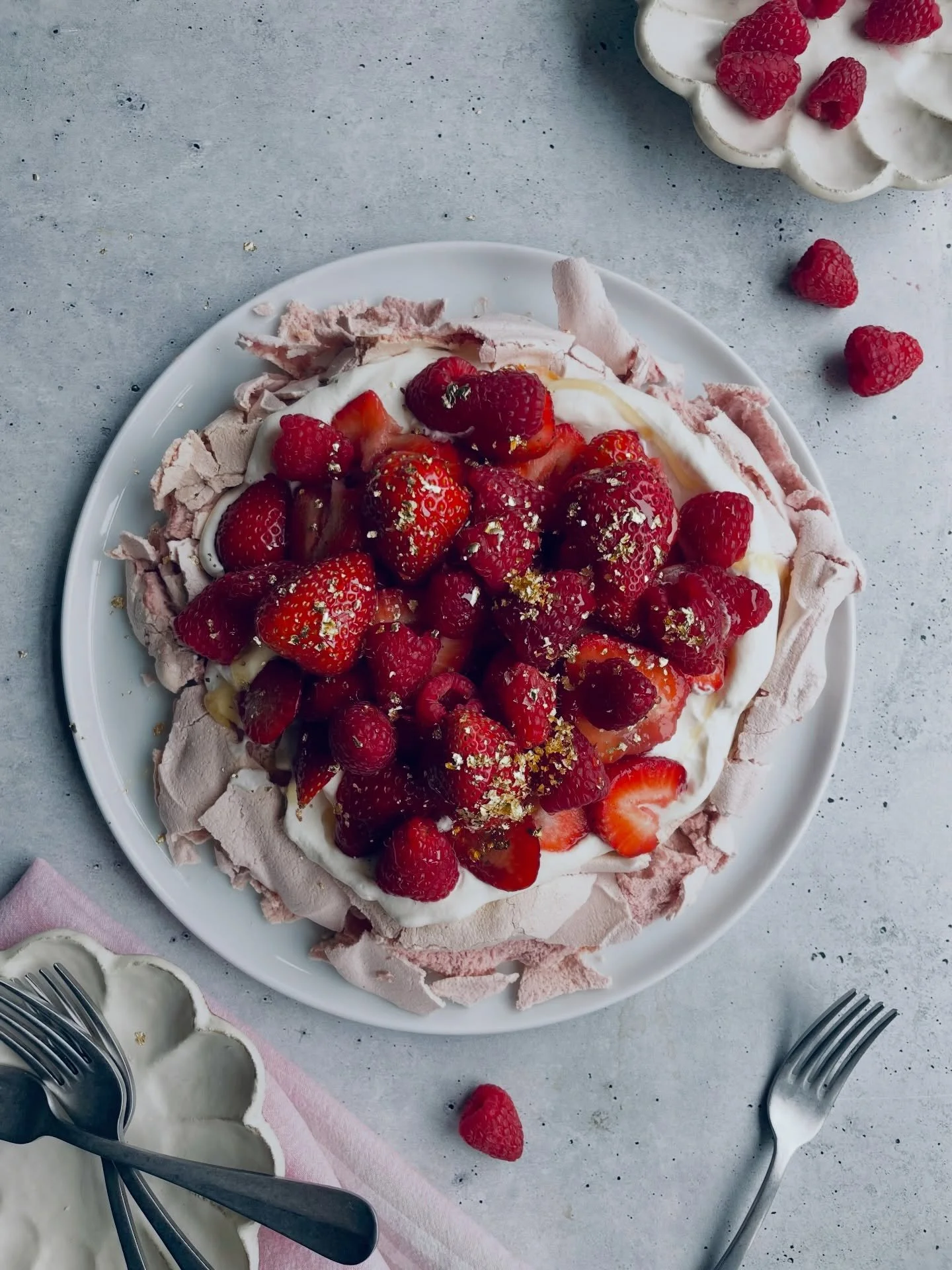 Happy Valentine&rsquo;s day to those who celebrate 💘✨ My Strawberry Pavlova Smash - because love is messy and delicious 🩷✨
Type RECIPE in the comments and we&rsquo;ll DM it to you. ✨
.
.
.
#petersom #valentinesday #love #pavlova #theextrataste