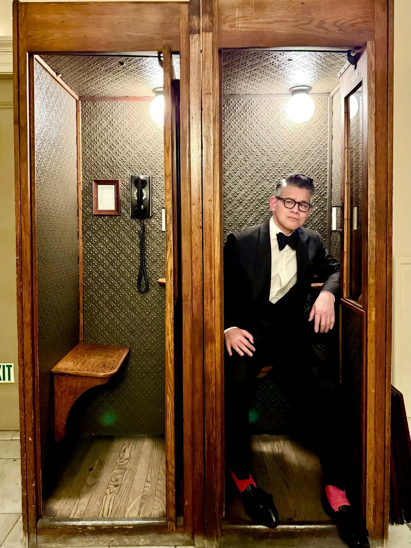 1. In a NYC minute! Snapshots from this week:
2. Black tie for @nysid 
3. More is more @sakenohana 
4. BTS chez moi (stay tuned!) 
5. Thai time @sappeisan.nyc with @see_why_kay 
6. Sometimes NYC gives good ceiling 
7. 🦐🦐🦐 @sansabinonyc 
8. Diners 