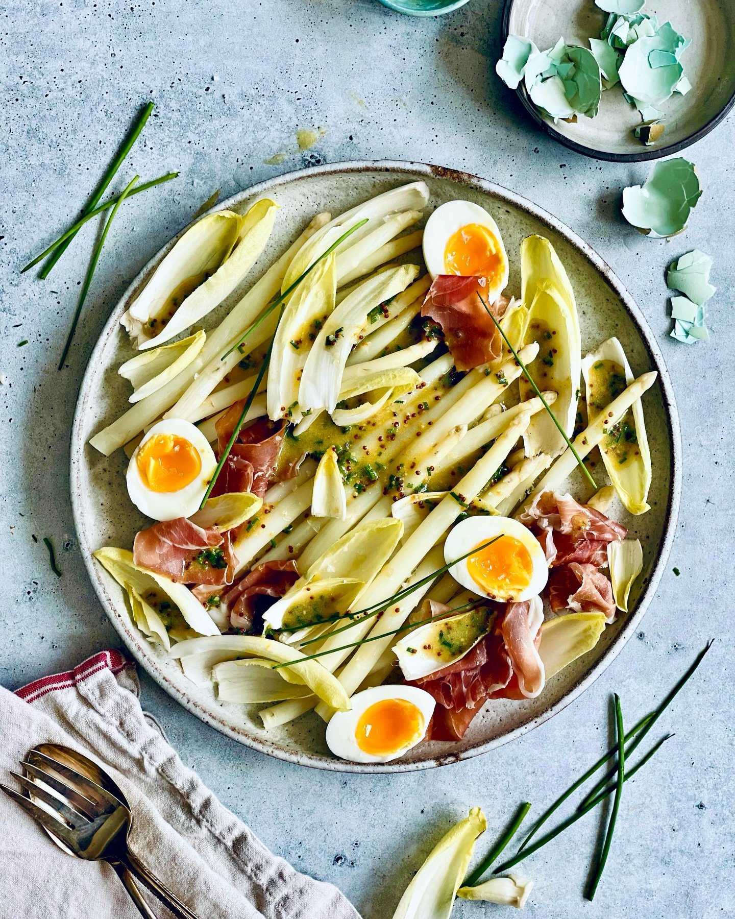 Type RECIPE in the comments and we&rsquo;ll DM it to you.

White Asparagus and Prosciutto with Jammy Eggs and Orange Chive Dressing ✨

April heralds the start of white asparagus&rsquo;s brief season. Milder and more delicate in flavor than their gree