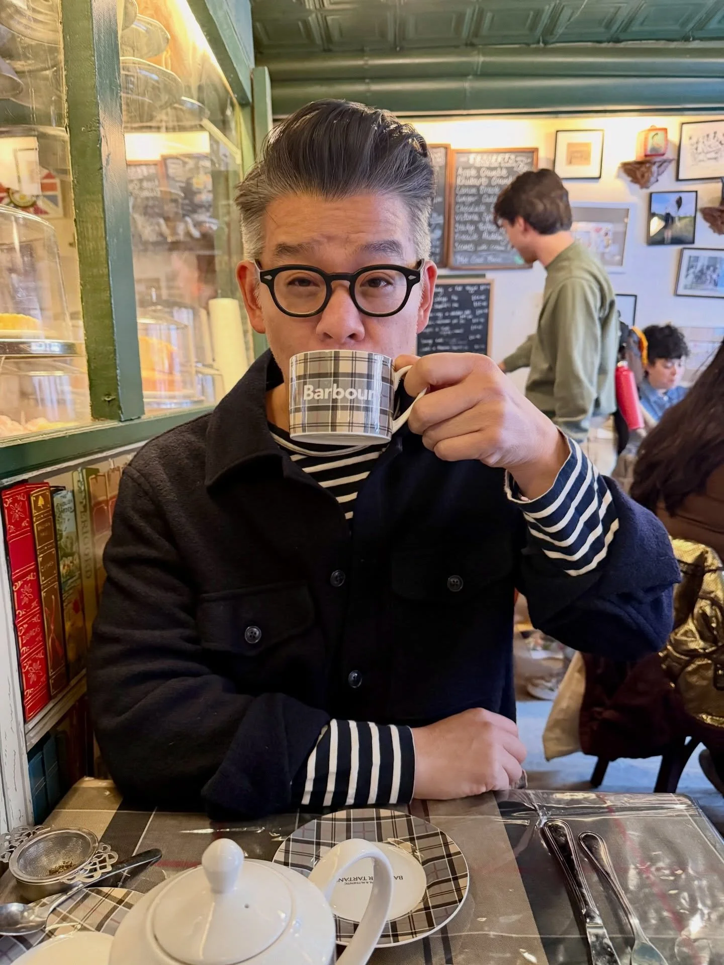 Serving hot tea, always 🫖 ✨
@teaandsympathynyc x @barbour 
.
.
.
TY @karlaotto #petersom #teaandsympathy #barbour #nyc #westvillagenyc