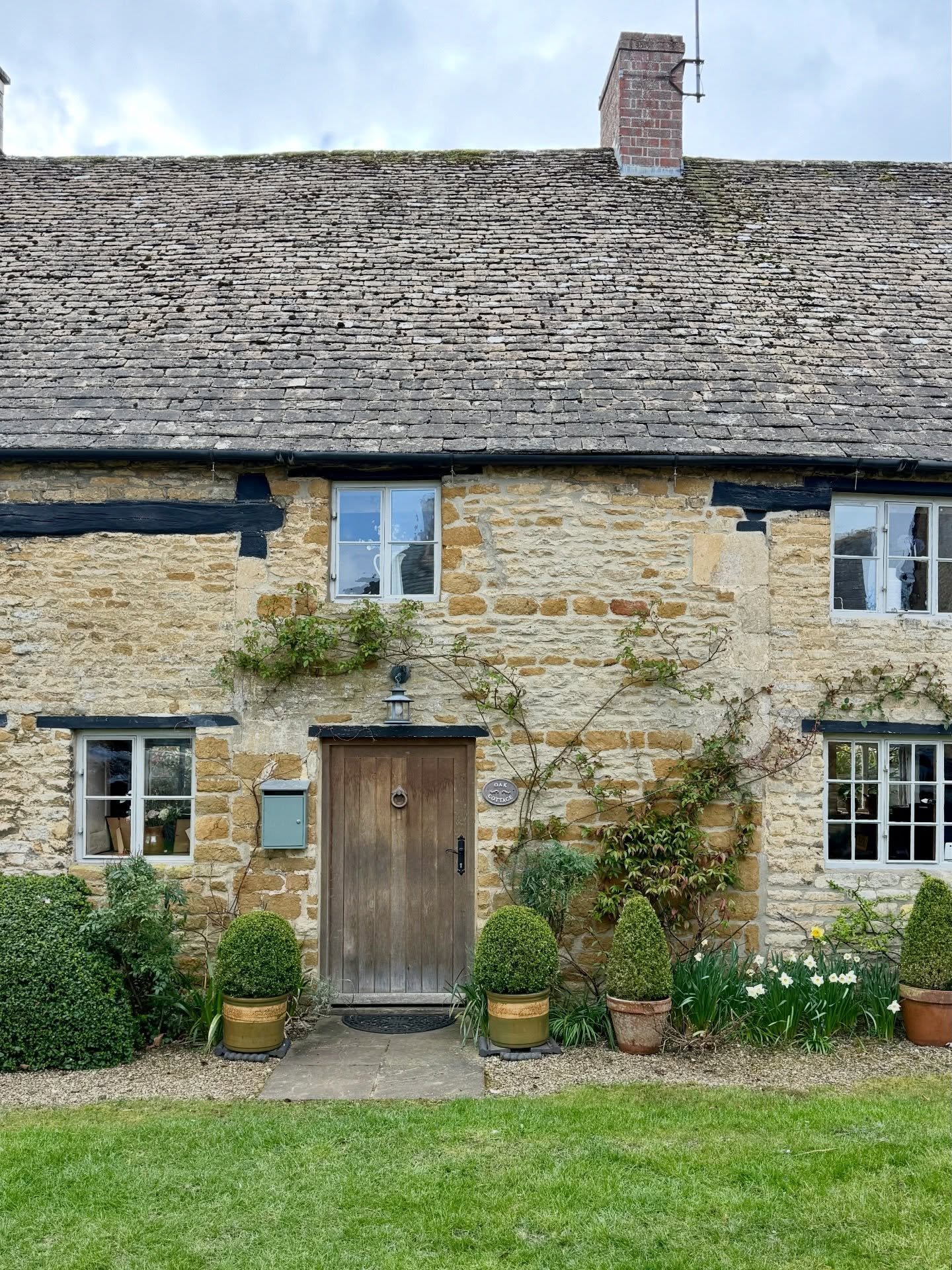 A little Cotswolds throwback&mdash;
honeyed stone, perfectly imperfect doors, and gardens just beginning to wake up. 🌱 ✨
.
.
.
#petersom #cotswolds #englishcountryside🇬🇧 #architecture #england