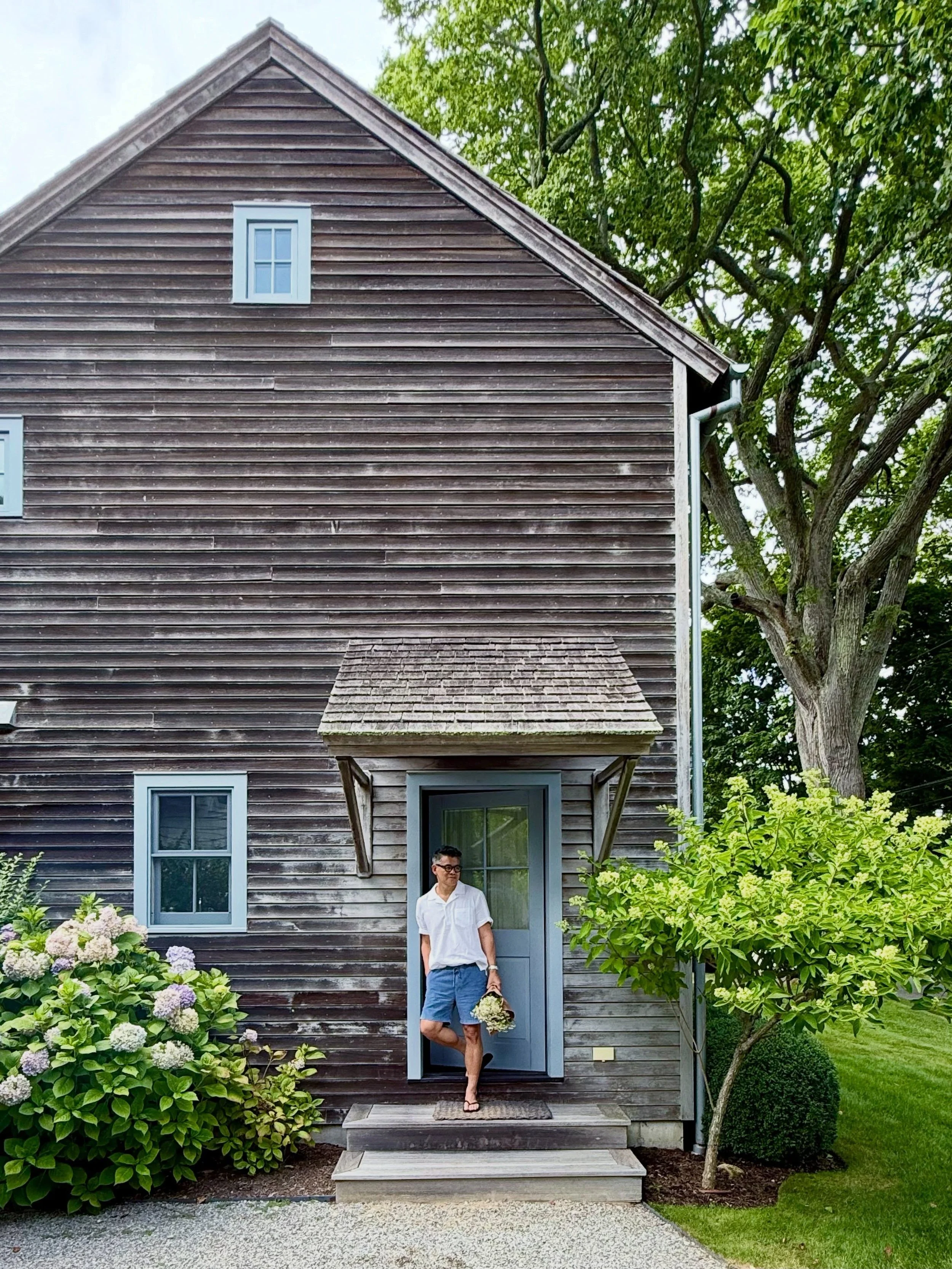 Happy Memorial Day weekend! A rainy start to the weekend here  in the Hamptons but I got a chance to stroll around my favorite neighborhood. 🏡 ✨
.
.
.
#petersom #memorialdayweekend🇺🇸 #summer #vacation #sagharbor