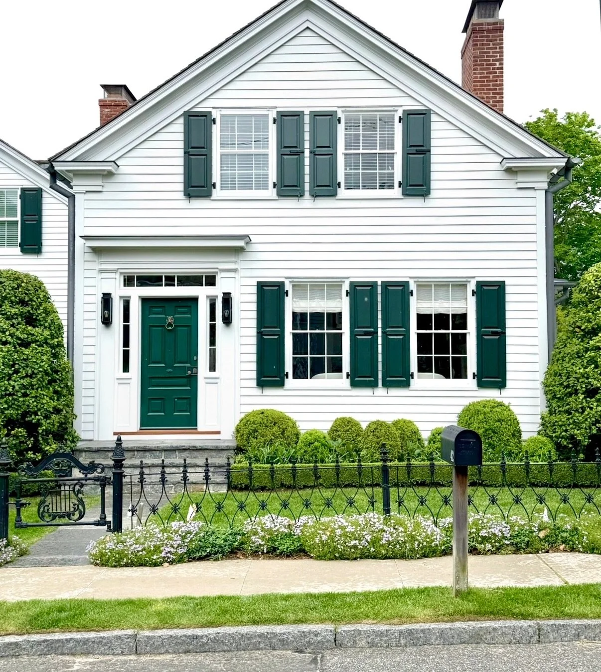 A few more Sag Harbor beauties ✨ Some painted, some natural shingle. Some shy behind trees, others front and center. What&rsquo;s your pick? 🏠 
.
.
.
#petersom #sagharbor #hamptons #cottage #architecture