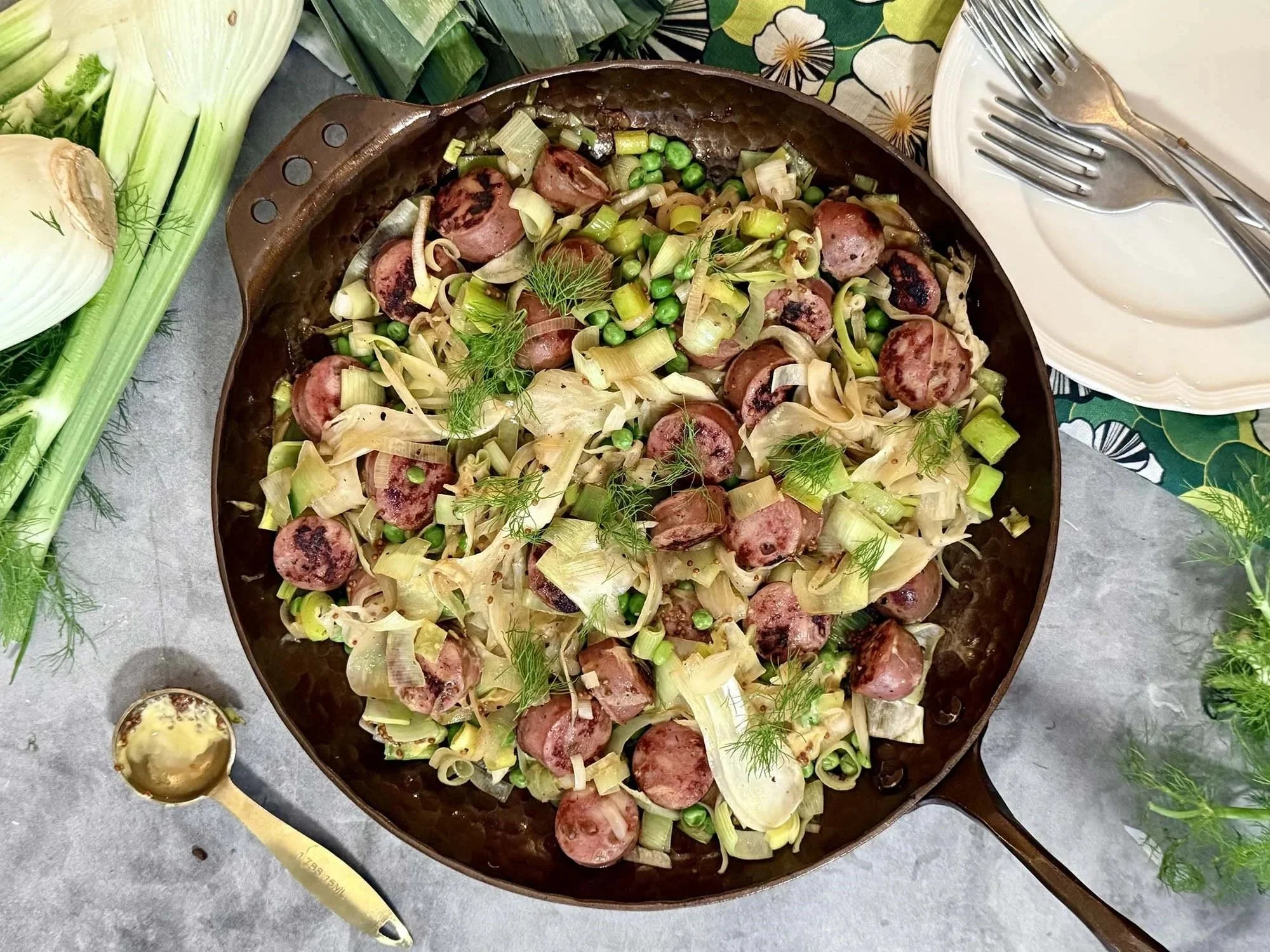 sausage with leeks and fennel in skillet peas