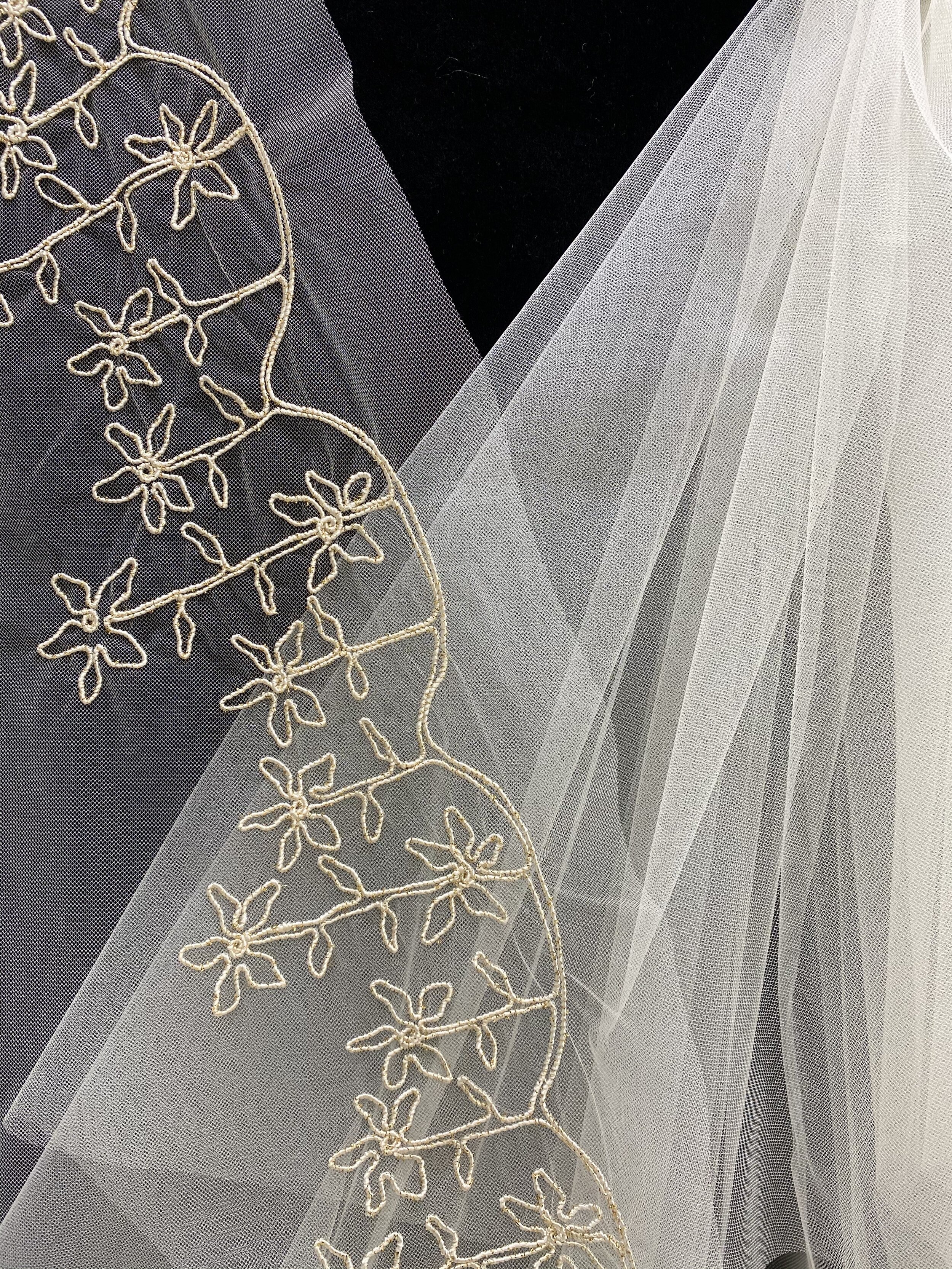 Velo Bordado en Cola