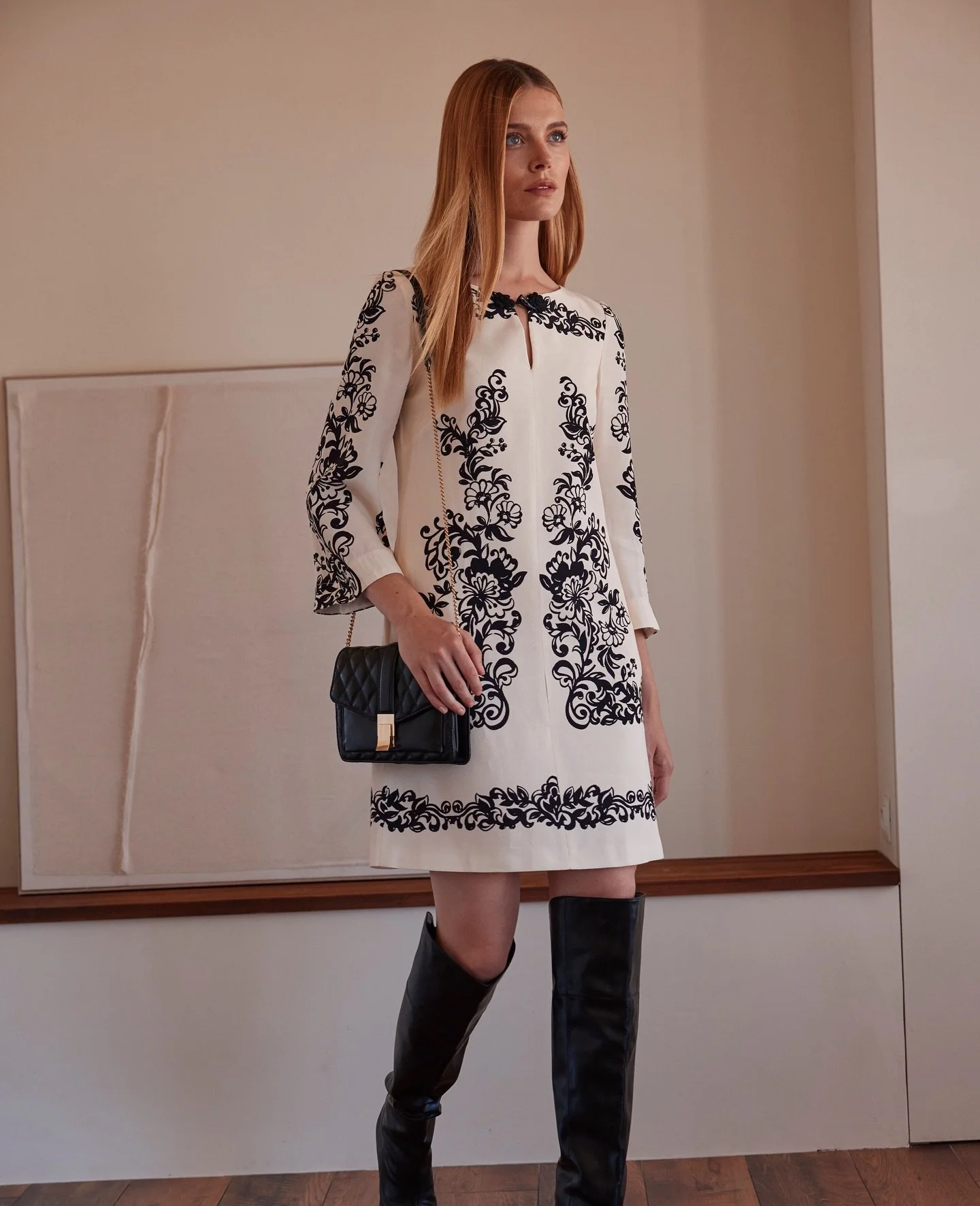 Un look de @arggido que combina lo cl&aacute;sico con lo contempor&aacute;neo🖤. 
Este vestido con bordado en contraste es ideal para destacar con estilo en cualquier ocasi&oacute;n que tengas💅🏻

#carlaruiz #arggido #hederanovias #vestido #casual #