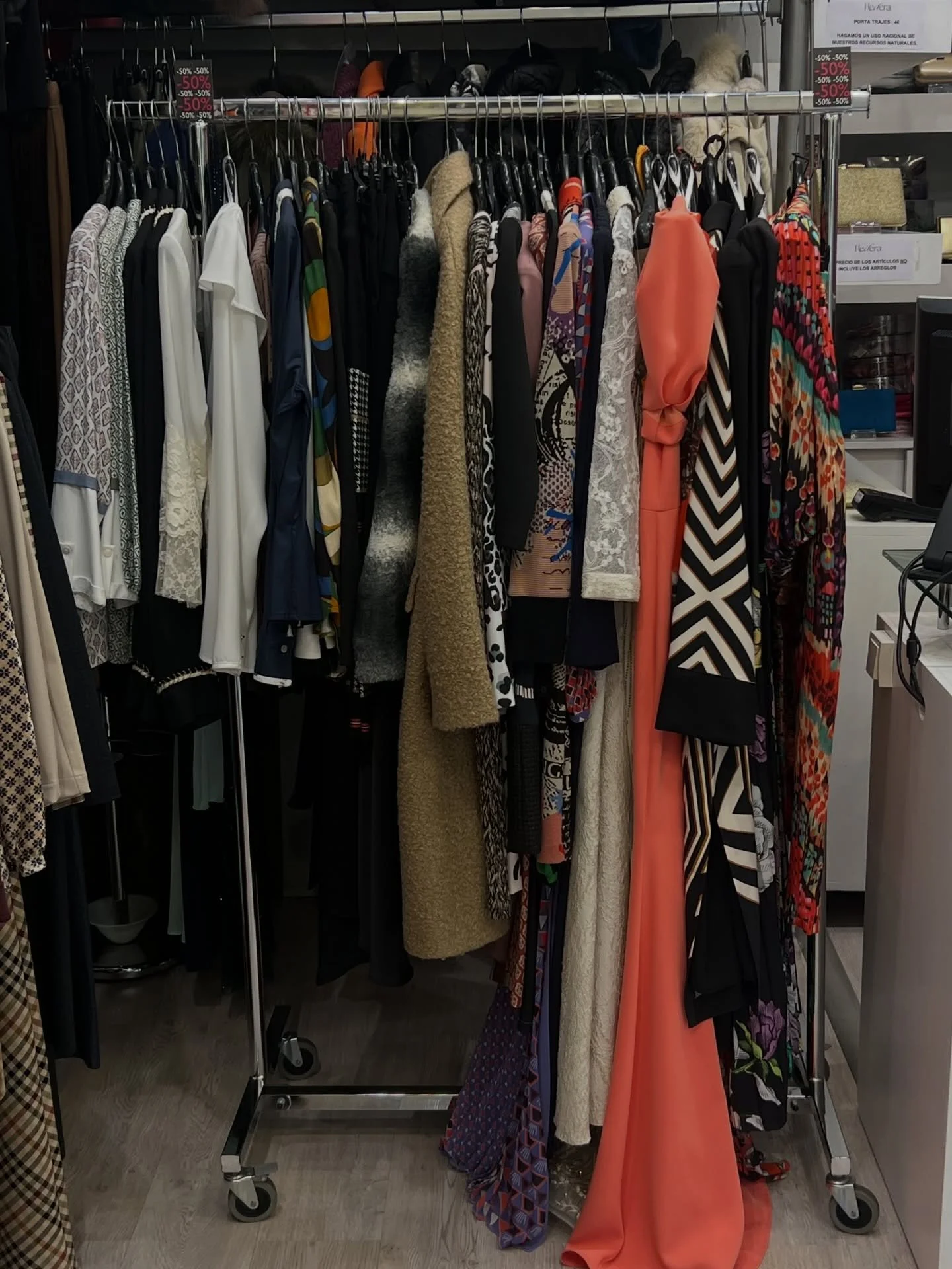 ‼️&iexcl;&Uacute;LTIMOS D&Iacute;AS!🚨

Prendas hasta el 50% de descuento desde 30&euro; 🫣 

#descuentos #blackfriday #descuentosblack #blackhedera 
#hederanovias #abrigos #descuentosinvierno