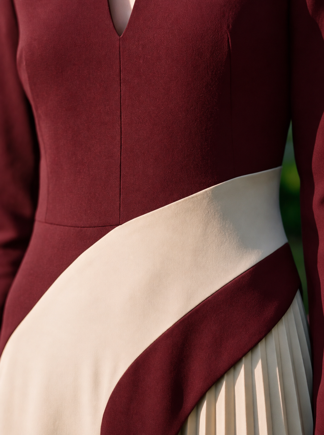 Vestido burdeos con panel marfil plisado.png