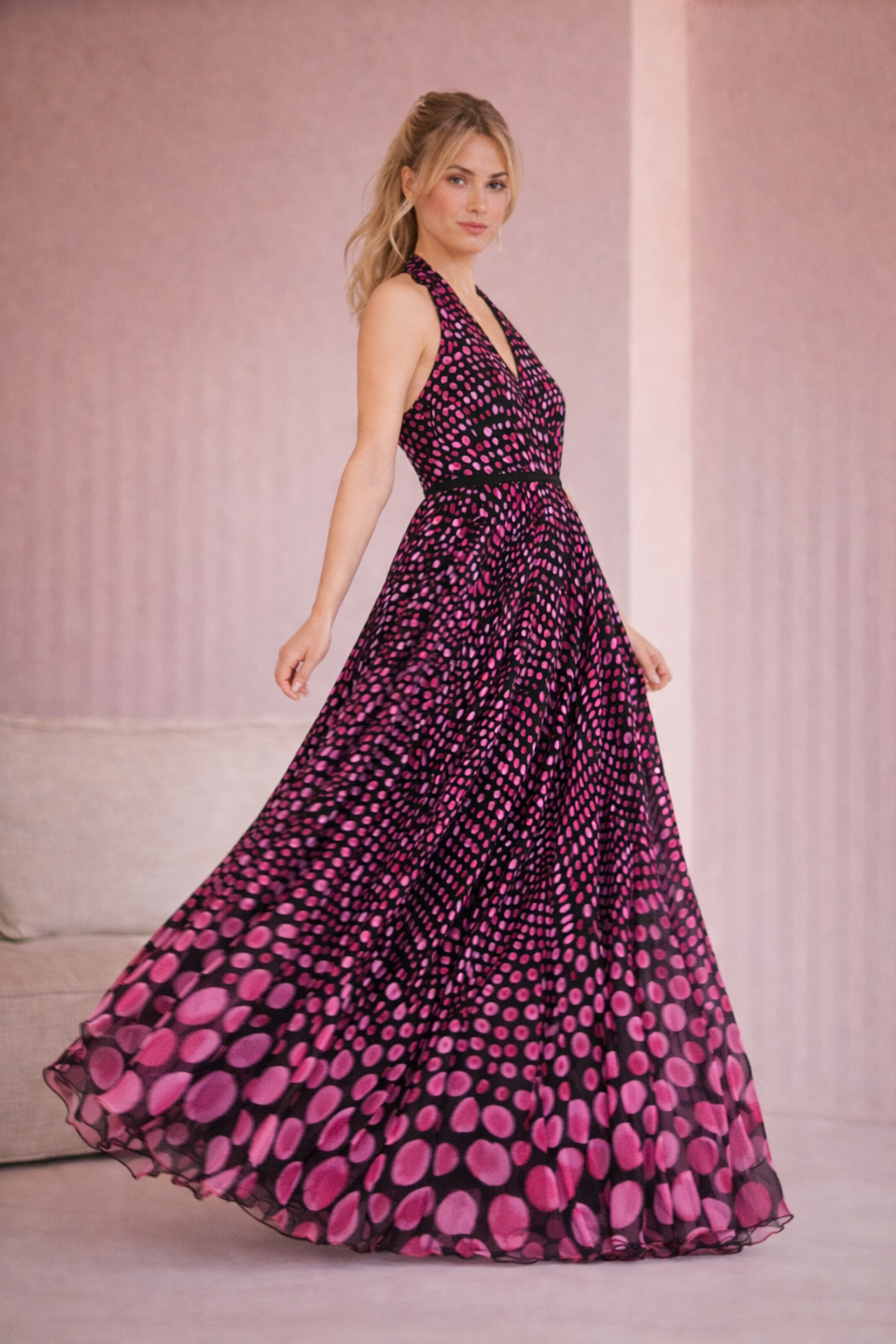 Vestido cuello halter plisado Carla Ruiz