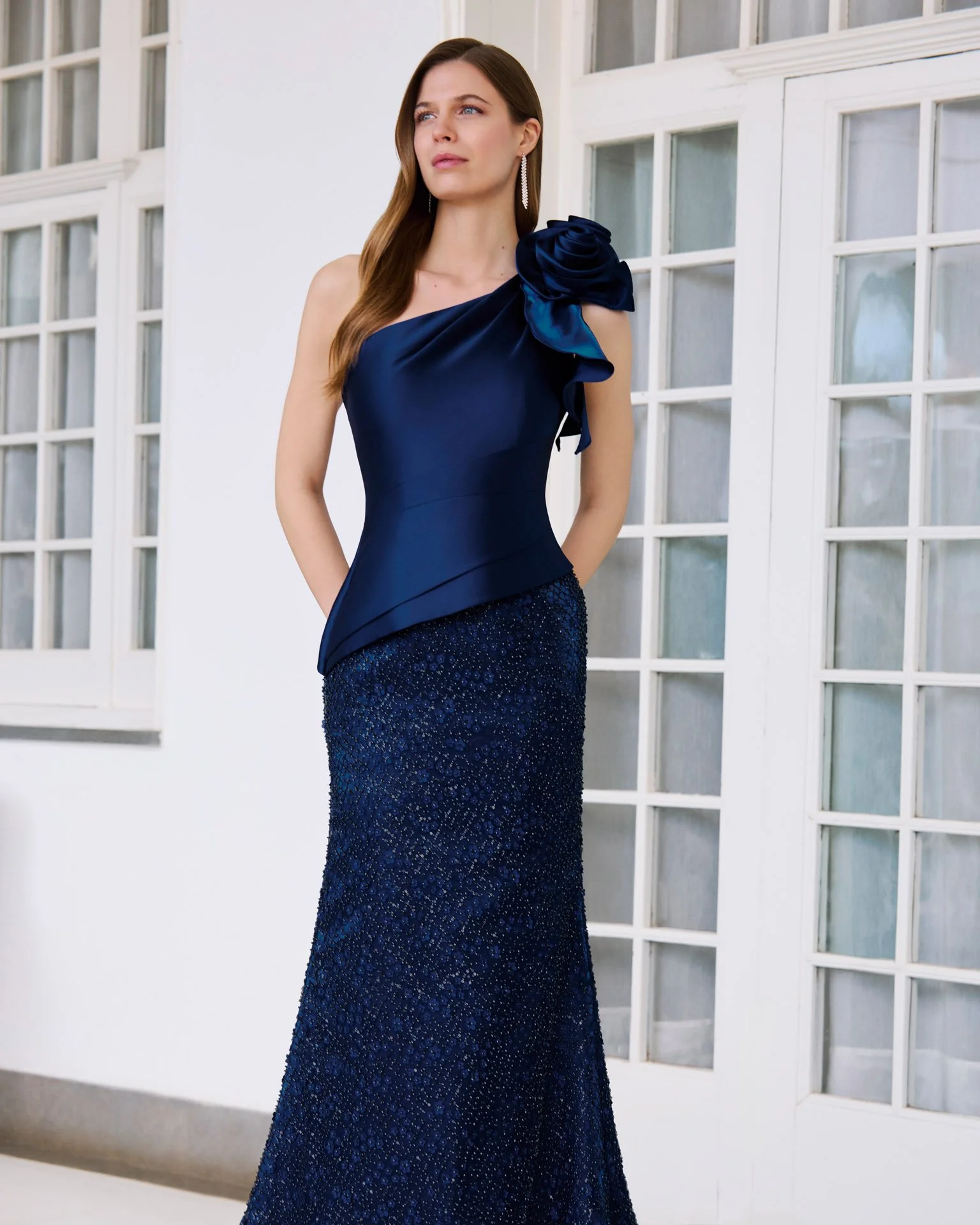 Vestido asimétrico falda pedrería