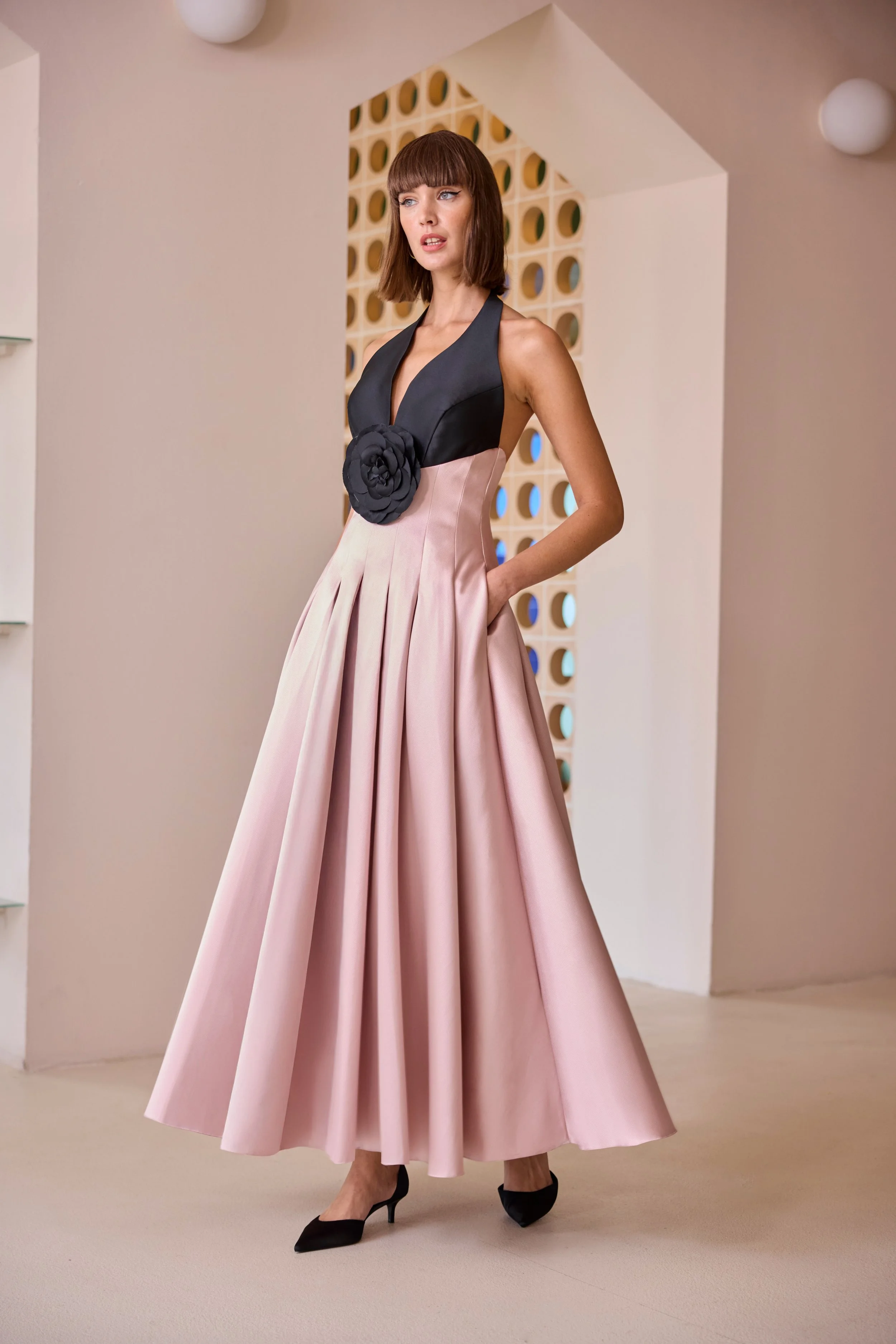 Vestido bicolor cuello halter Carla Ruiz