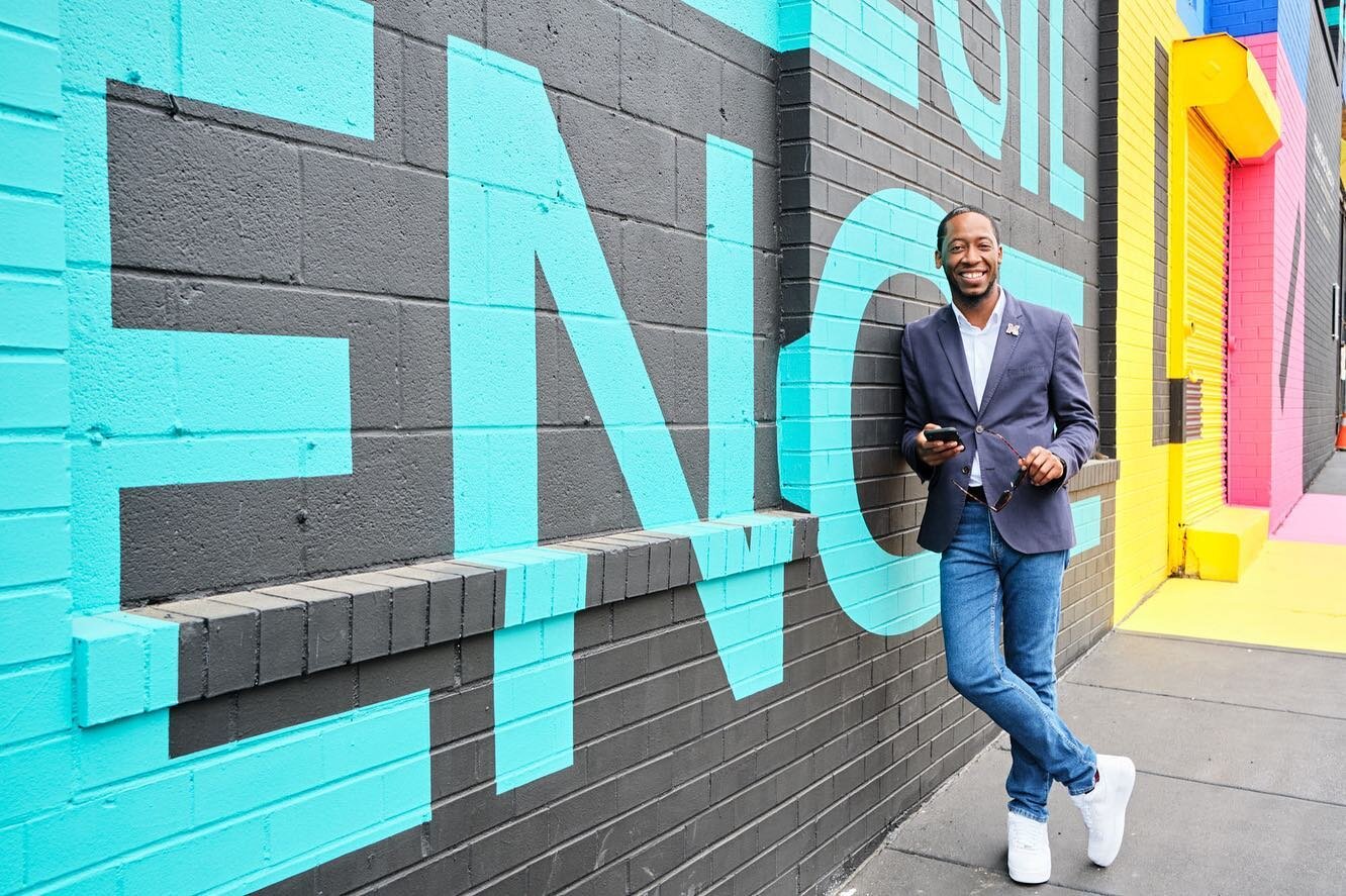 Great shoot over at Union Market. I love this wall! Check out my reel for #bts. 

Byron Smith for IBM Systems Magazine. 

.
.
.
.
.
.
#photoguzman #lifestylephotography #portraitphotography #advertisingphotographer #professionalphotographer #photorep