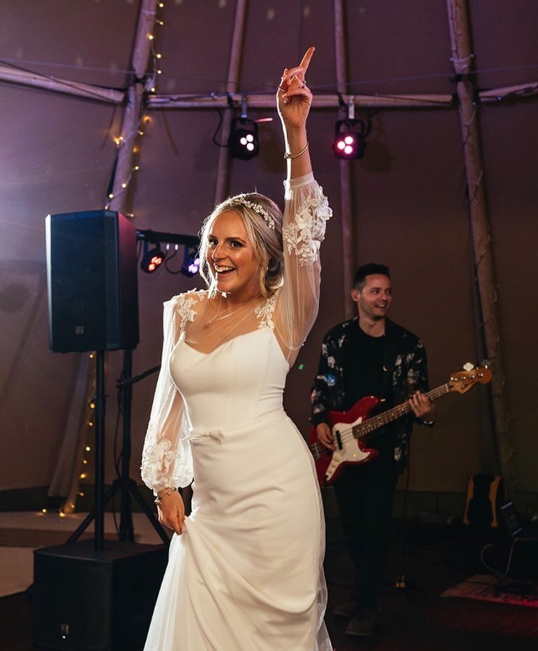 Rocking into married life like&hellip;🤘🏼🕺🏼 There's nothing like dancing to Indie Rock on your wedding day! 📸 @freyasteelephotography 

-

-

#BrideRockinAndRollin #IndieWeddingVibes #indierockband