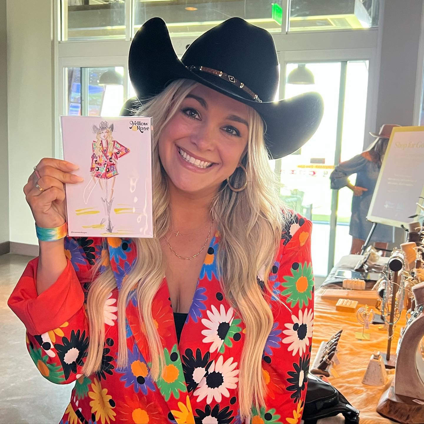 POV you walk away from @kendrascott with some fabulous new #yellowrosebykendrascott merch, AND a custom fashion sketch of yourself, drawn LIVE by moi! 💛🎨🤠💃🏻
@acmliftinglives 
.
.
#livesketch #liveillustration #brandactivation #eventactivation #p