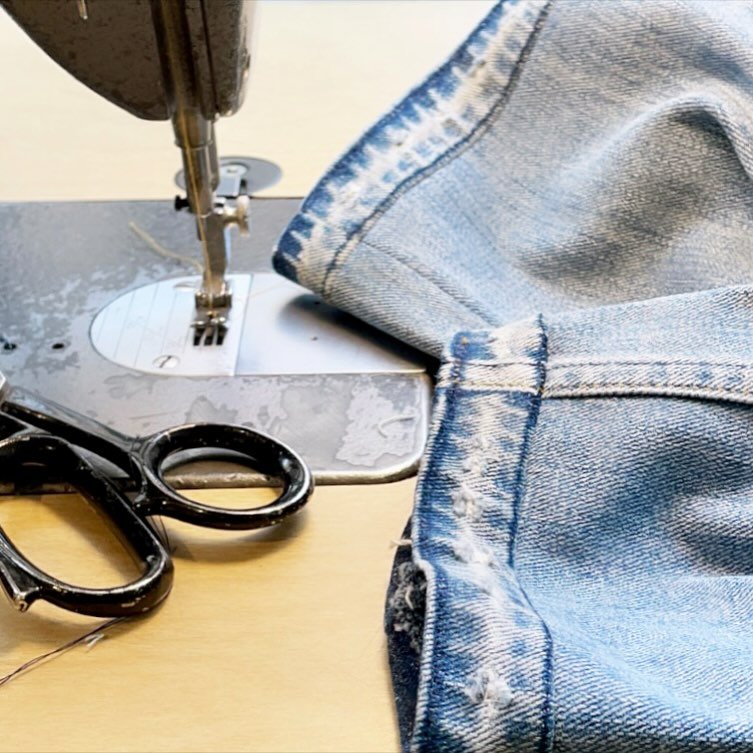 Masters of denim 👖

At Shopboy, we take the extra time to preserve the original denim and its finishing. The only way you know your jeans have been touched is because they actually fit. No frayed edges from the original hem, no difference in the sti