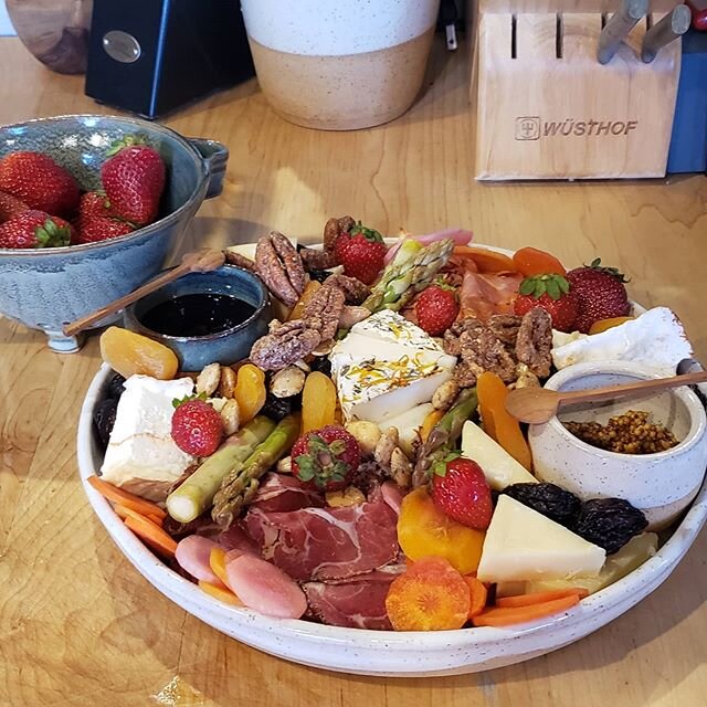 A few weeks ago I met up with some friends at a park to do a little social distanced picnic. Made it extra special by bringing a meat and cheese plate. All of the yummies came from @therhined and @findlaymarket
I made the plate and berry bowl and I t