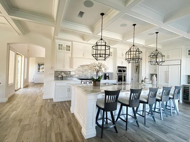 Because who doesn&rsquo;t love a BEFORE &amp; AFTER! 
Swipe to see BEFORE
Design by // @stephaniebramsondesign
.
.
.
#beforeandafter #luxuryhomes #kitchendesign #stephaniebramsoninteriordesign #losangelesinteriordesigner #ambularinteriorsaintgotnothi