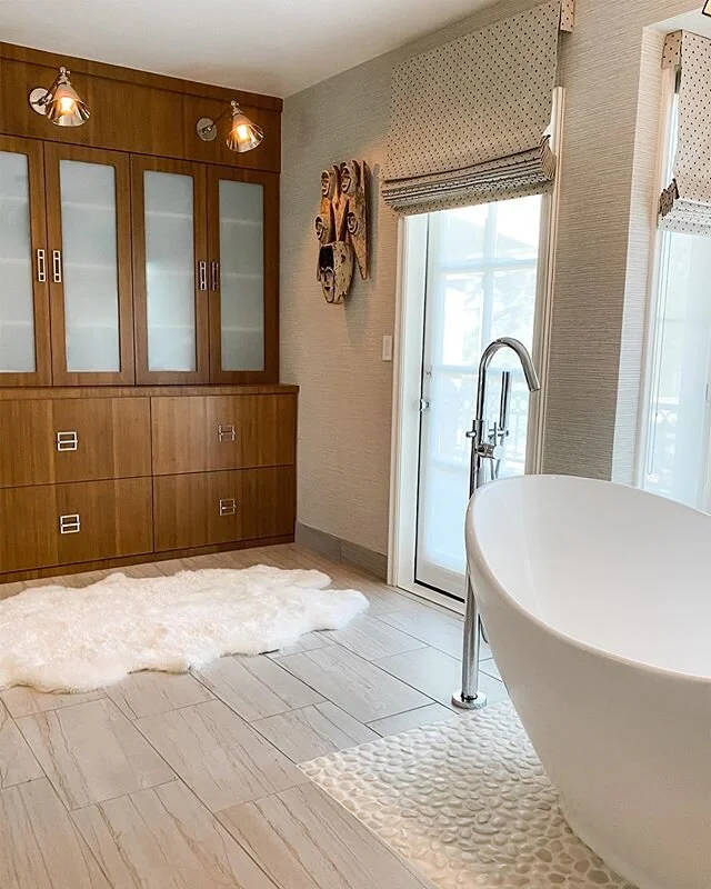 This master bathroom is the ultimate sanctuary to recharge those batteries while practicing social distancing! 
Design by // @stephaniebramsondesign
.
.
.
#stephaniebramsoninteriordesign #losangelesinteriordesigner #ambularinteriorsaintgotnothingonme