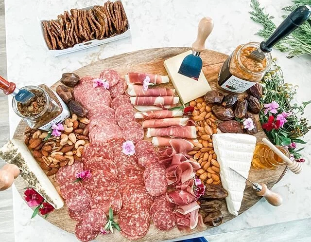 Father&rsquo;s Day Charcuterie #itsavibe 
Design by // @stephaniebramsondesign
.
.
.
@stagenator 
#charcuterie #fooddesign 
#fathersday #stephaniebramsoninteriordesign #losangelesinteriordesigner #homerenovation #decor #housetour #modernhome #interio