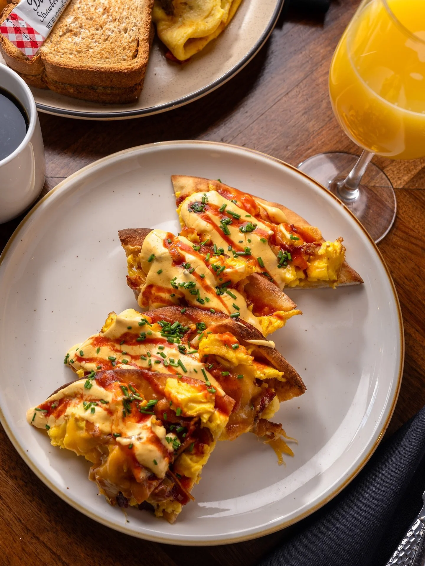 Papa Johntay is in the house.
flatbread * scrambled egg * cheddar, bacon * chives * sriracha * hollandaise & served with breakfast potatoes
📸: @sv_images 
#TheFoodMarket