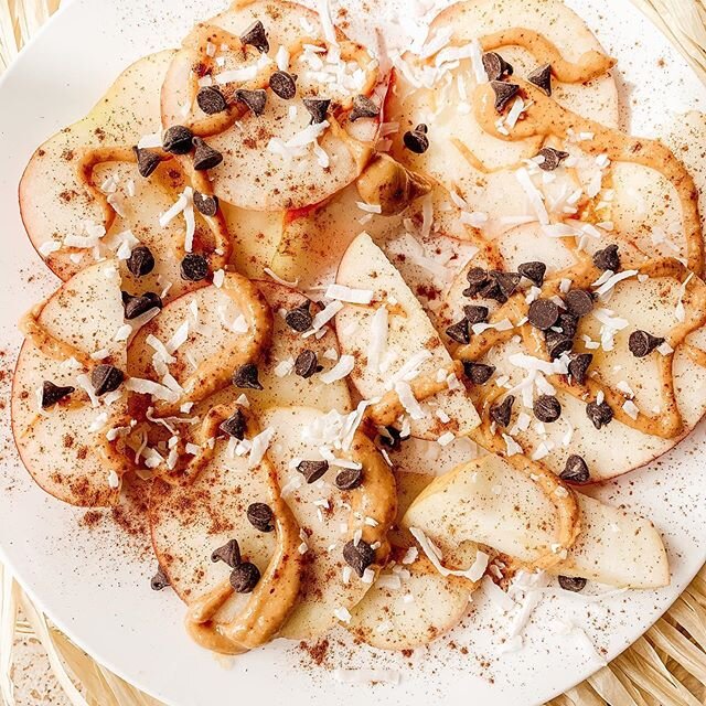 Elevate snack time with 🍏Apple Nachos🍎!
.
.
The perfect morning or afternoon snack.
Apple provides fiber-containing carb ✅ Coconut + Peanut Butter provide some healthy fats + protein ✅ This specific combination with fill and fuel you until your nex