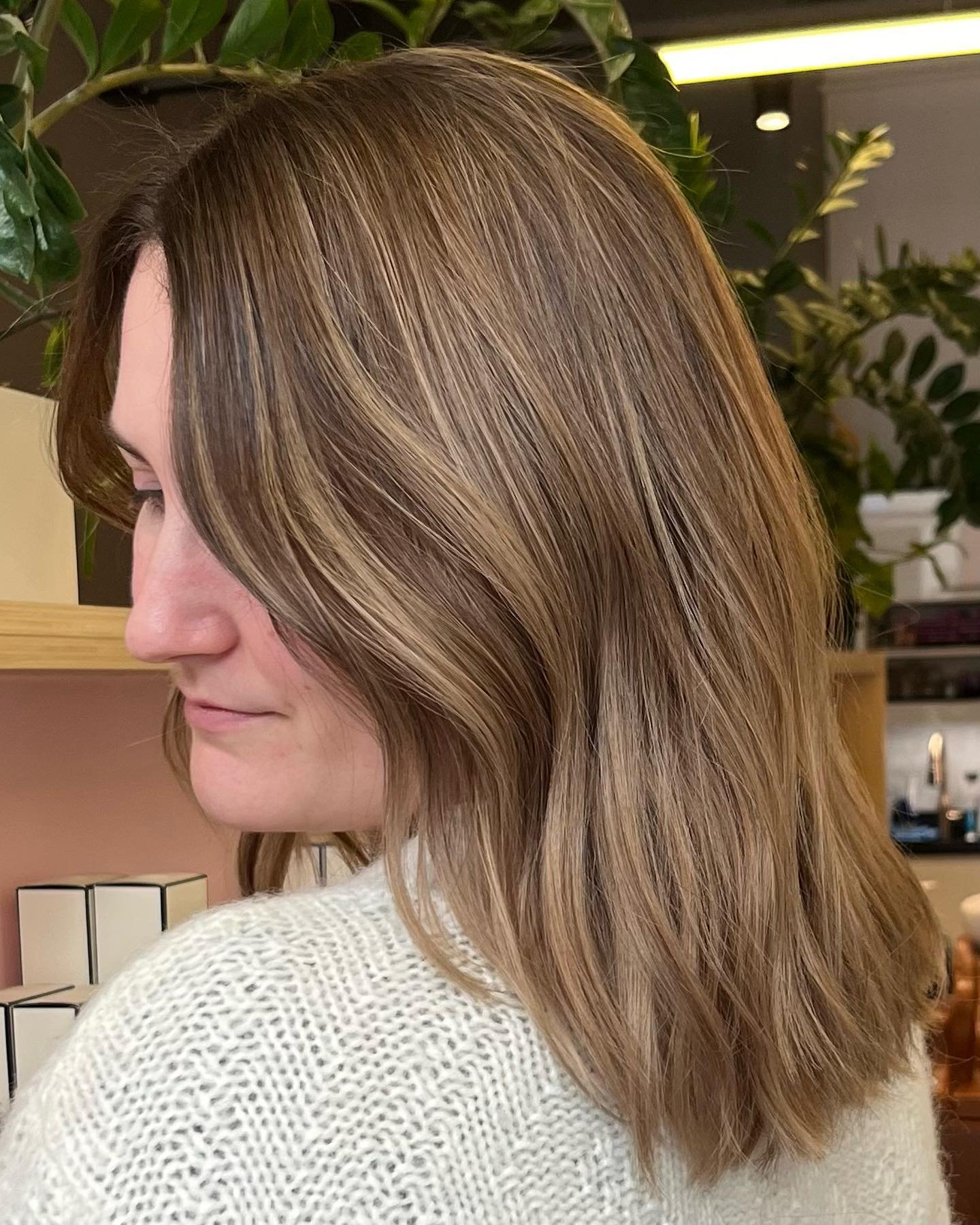 bronde. /br&auml;nd/ . adjective: Denoting hair color so-as to have both blonde and brown sections or strands.👉🏽 @everything.beautybyjazz used painterly strokes for a subtle balayage with dimension. Paired with a cut and style by @thomjosephhair - 
