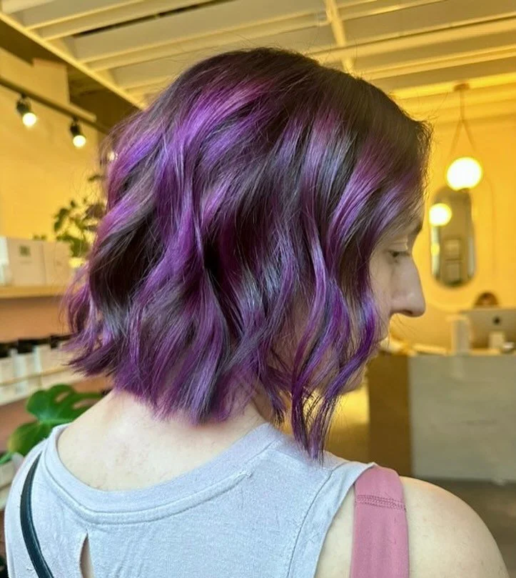 Jewel tones to kick off fall 💜 brilliant dimension done by @everything.beautybyjazz with a beautiful bob by @junodoeshair 💁🏻&zwj;♀️

#dmvhairstylist #dchairstylist #modernsalon #behindthechair #dchair #haircolor #hairtransformation #bluntbob #hair