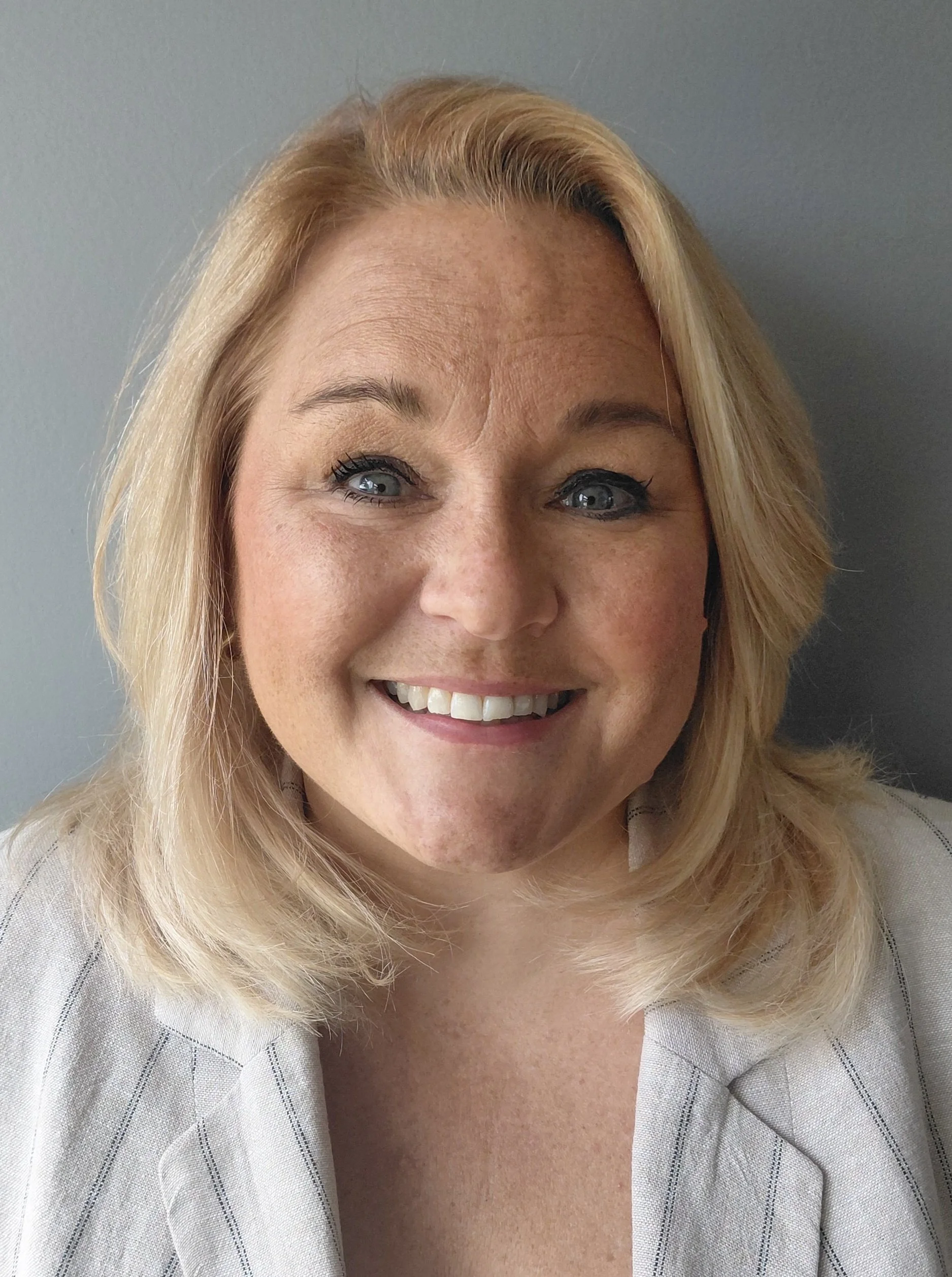 Becky Cook as<em>𝗨𝘀𝗵𝗲𝗿𝗲𝘁𝘁𝗲 / 𝗲𝗻𝘀𝗲𝗺𝗯𝗹𝗲</em>