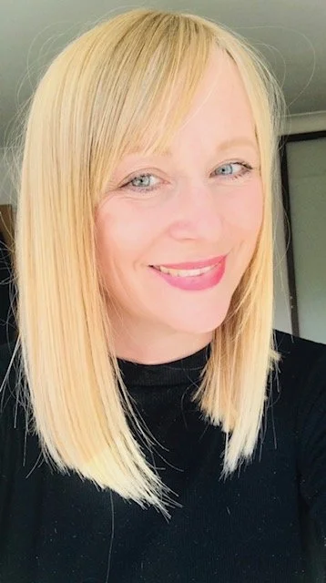 Kerrie Williams as<em>𝗞𝗶𝘀𝘀 𝗠𝗲 - 𝗙𝗲𝗲𝗹 𝗠𝗲 / 𝗲𝗻𝘀𝗲𝗺𝗯𝗹𝗲</em>