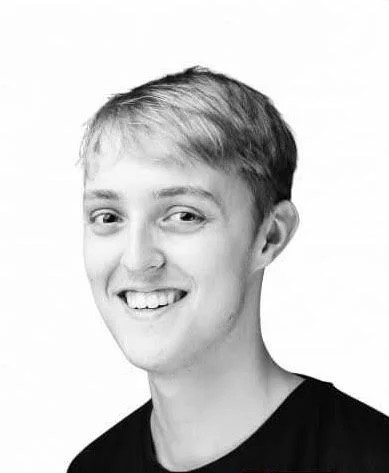 Toby Epps as<em>𝗟𝗲𝗼 𝗕𝗹𝗼𝗼𝗺</em>