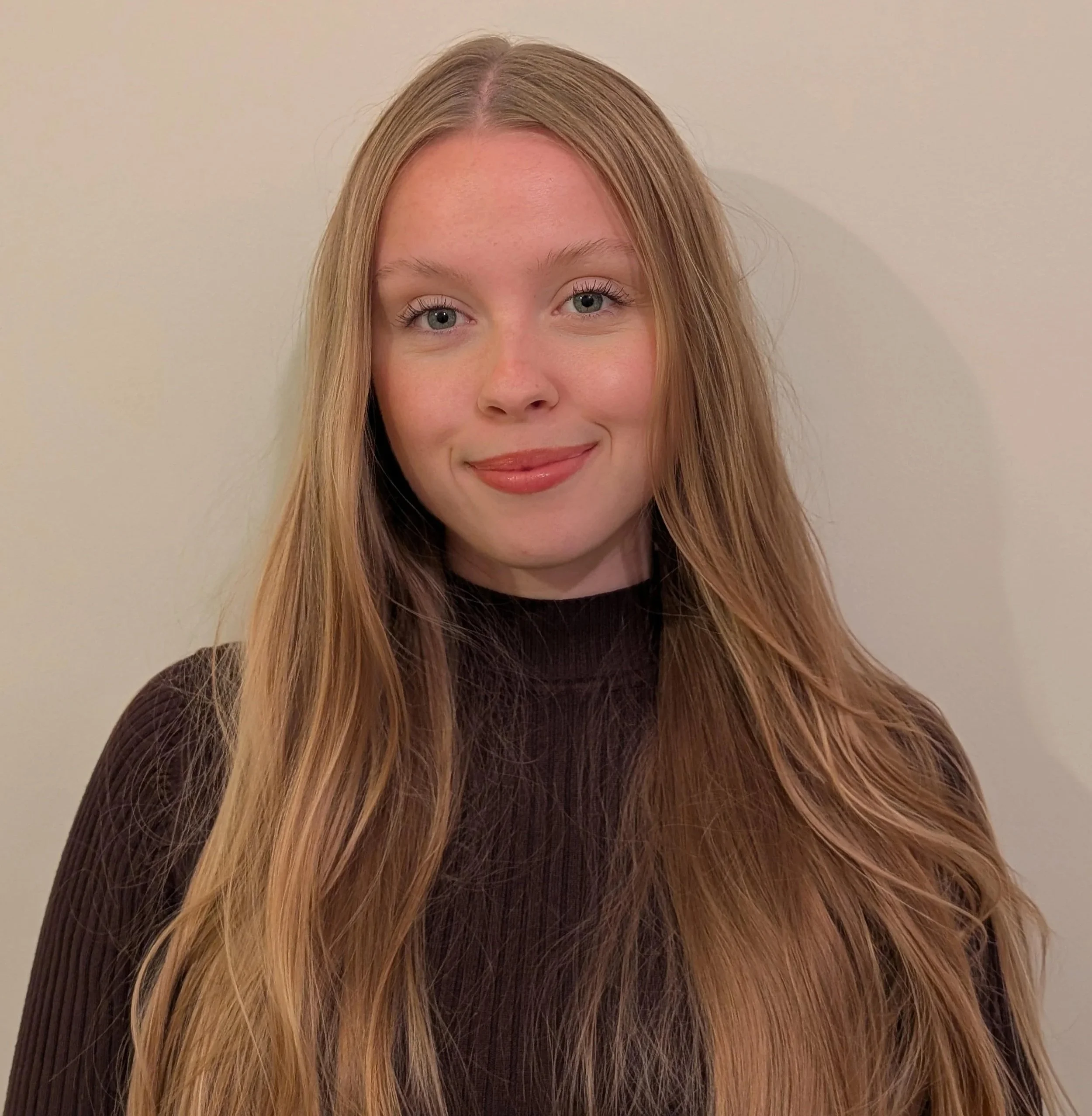 Naomi Cooper as<em>𝗦𝗵𝗼𝘄𝗴𝗶𝗿𝗹 / 𝗲𝗻𝘀𝗲𝗺𝗯𝗹𝗲</em>