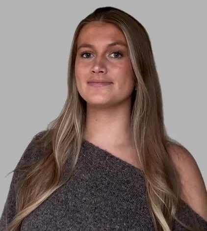 Lola Punchard as<em>𝗦𝗵𝗼𝘄𝗴𝗶𝗿𝗹 / 𝗲𝗻𝘀𝗲𝗺𝗯𝗹𝗲</em>