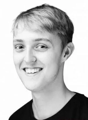 Toby Epps as<em>𝗟𝗲𝗼 𝗕𝗹𝗼𝗼𝗺</em>