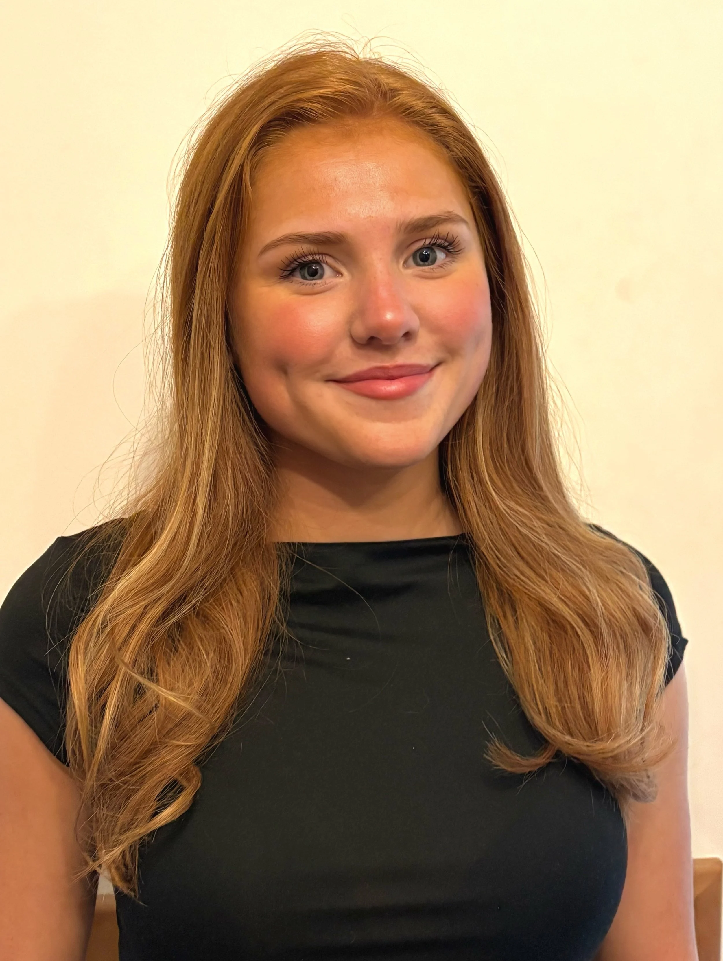 Ellissa Hamlett as<em>𝗦𝗵𝗼𝘄𝗴𝗶𝗿𝗹 / 𝗲𝗻𝘀𝗲𝗺𝗯𝗹𝗲</em>